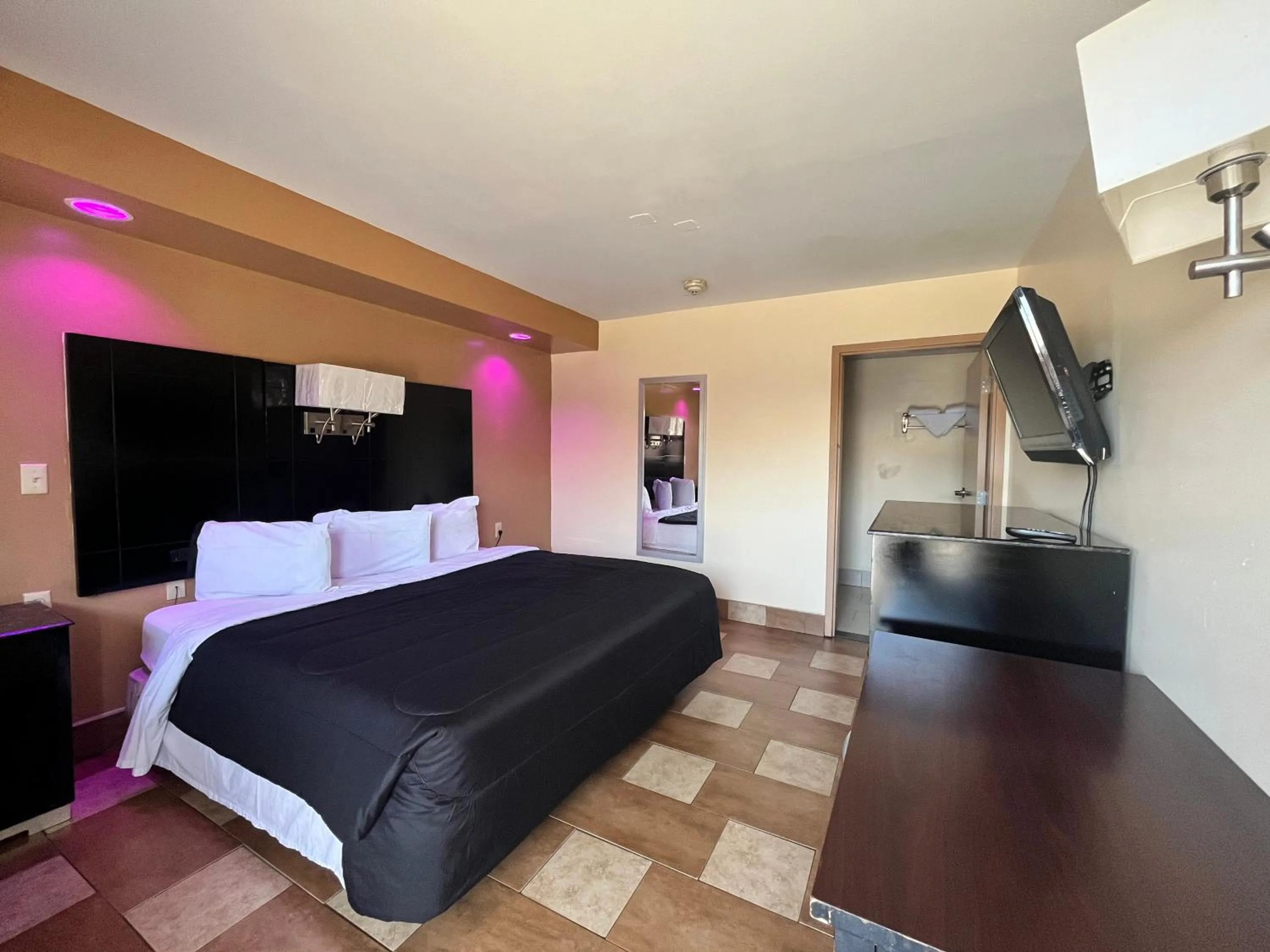 Bedroom, Bed in Circle Motor Lodge