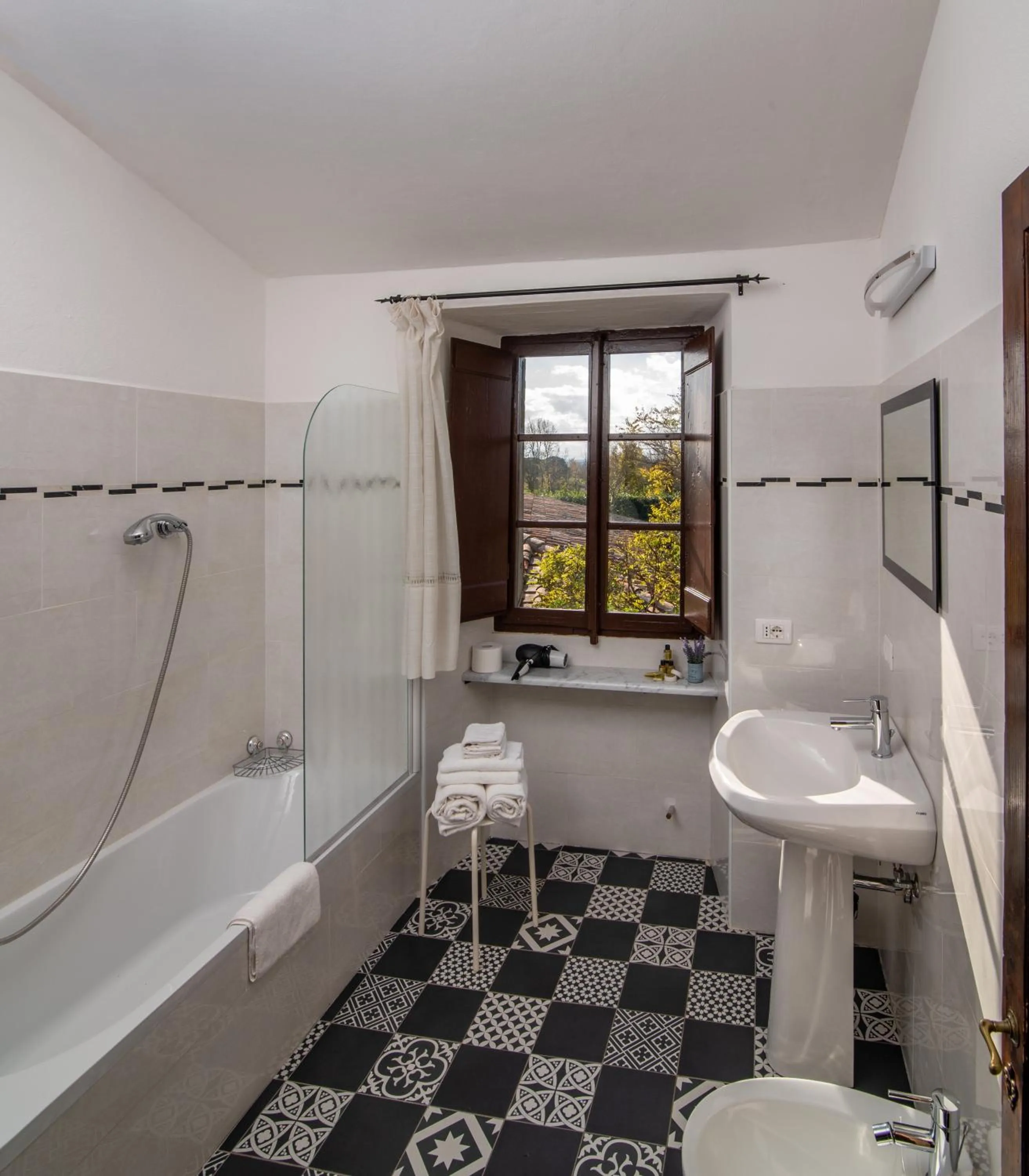 Shower in Monastero San Silvestro