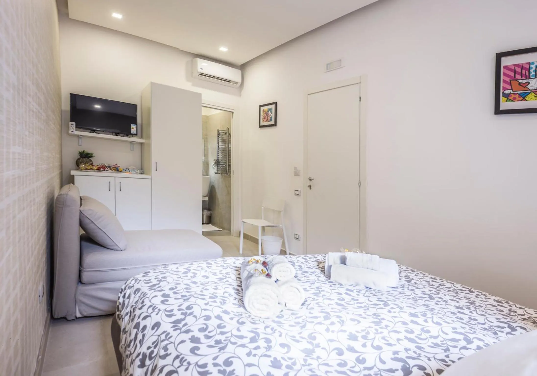 Bed in Terrazza Aragon Room and SPA