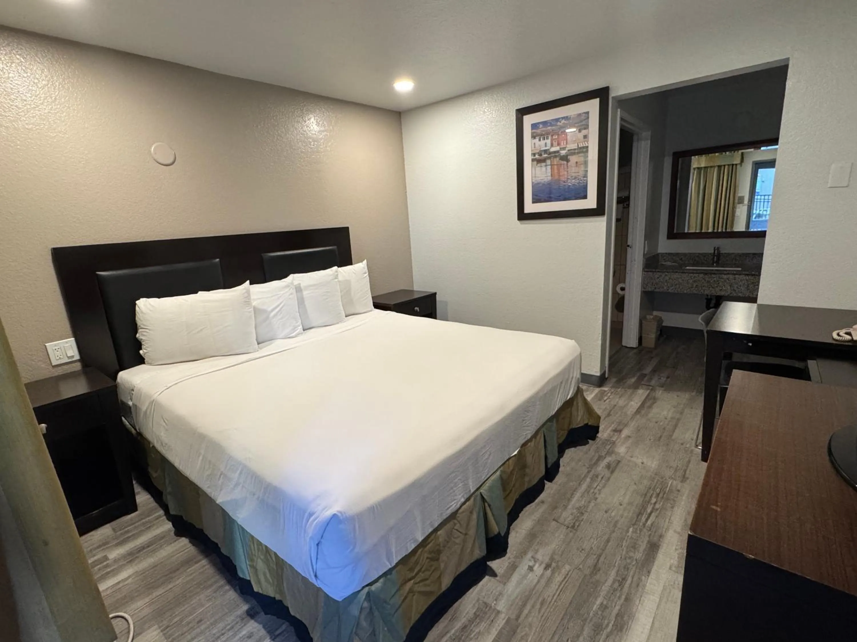 Bedroom, Bed in Travelodge by Wyndham Sacramento / Rancho Cordova