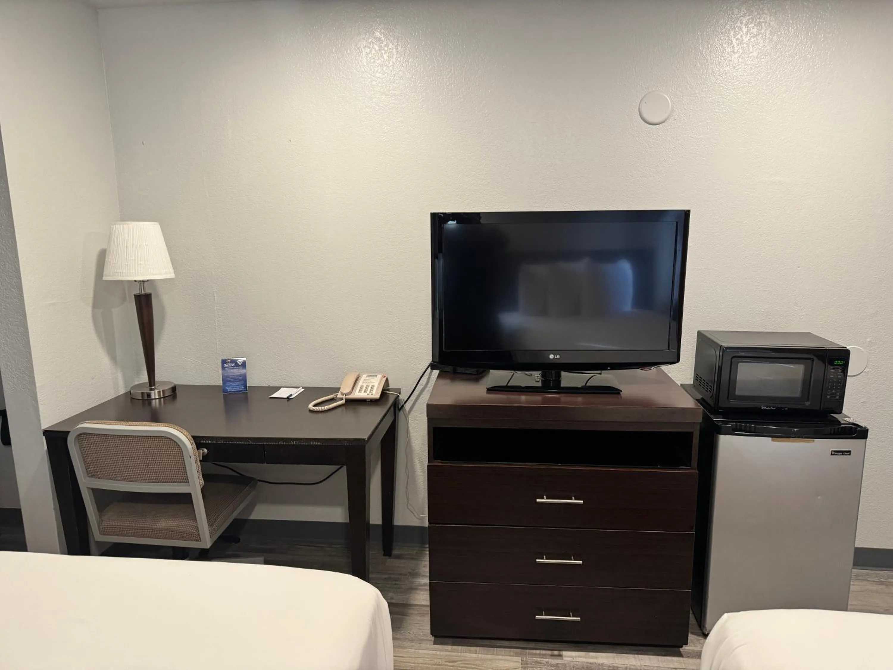 TV and multimedia, Bed in Travelodge by Wyndham Sacramento / Rancho Cordova
