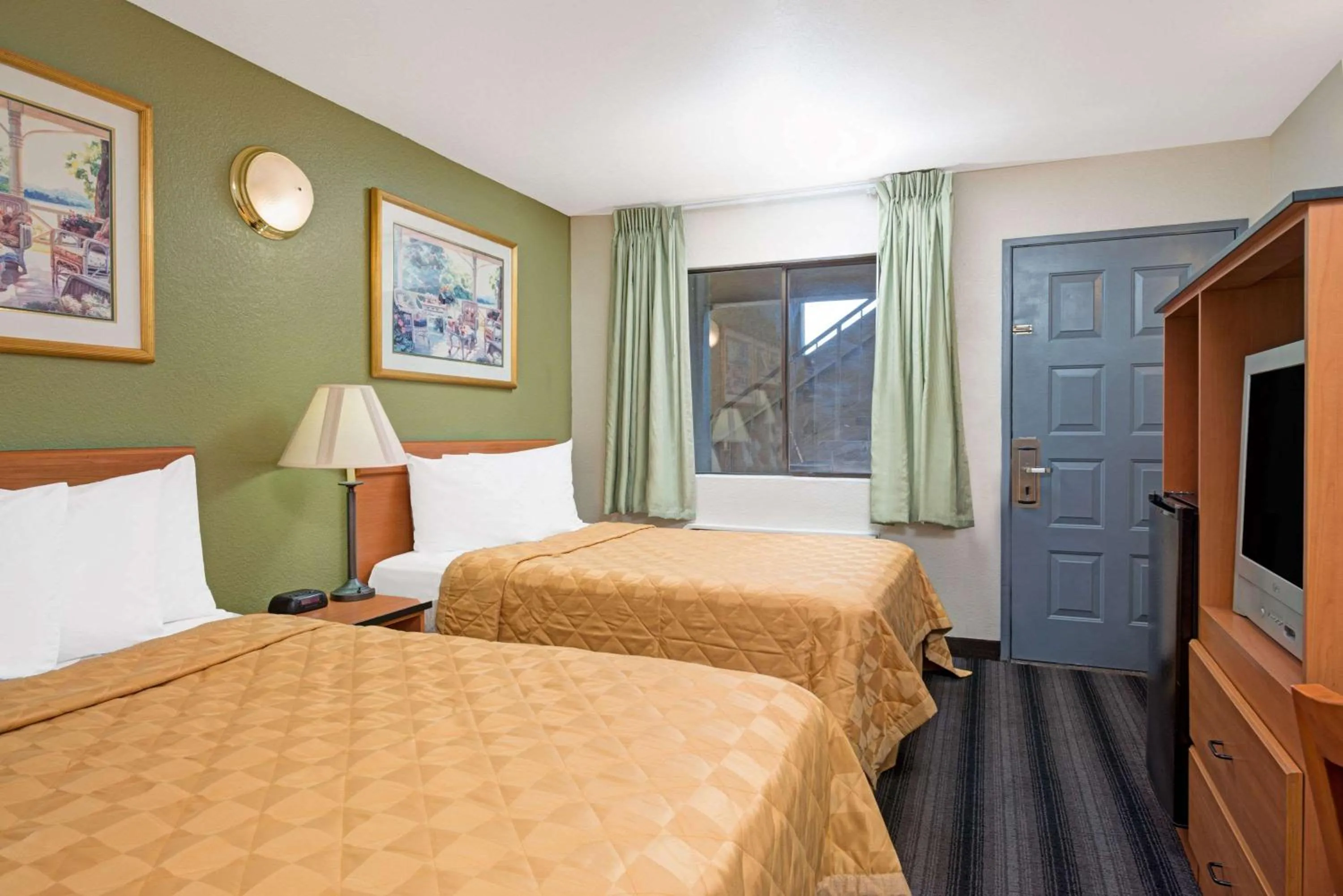 Photo of the whole room, Bed in Travelodge by Wyndham Sacramento / Rancho Cordova