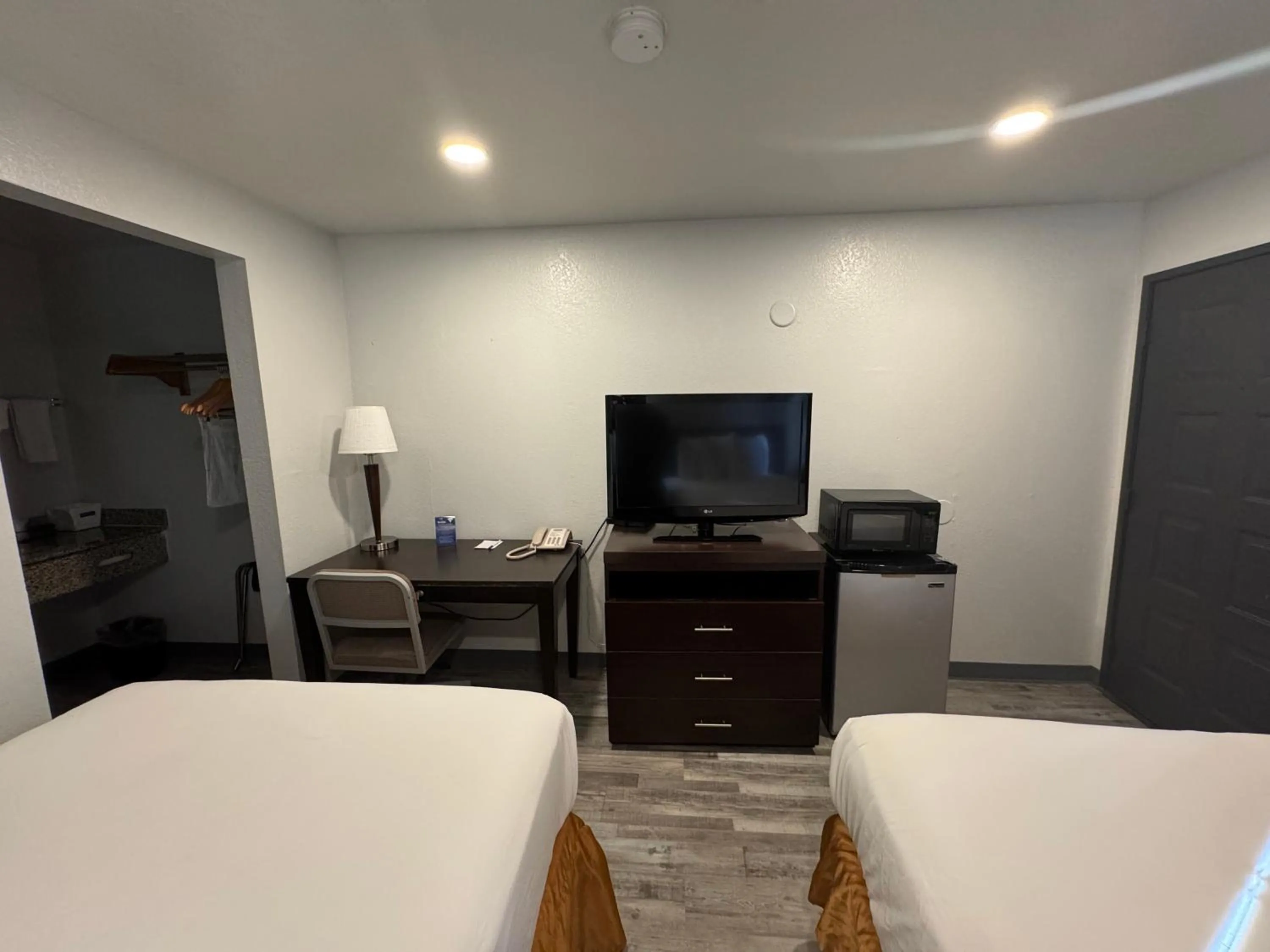 Bedroom, Bed in Travelodge by Wyndham Sacramento / Rancho Cordova