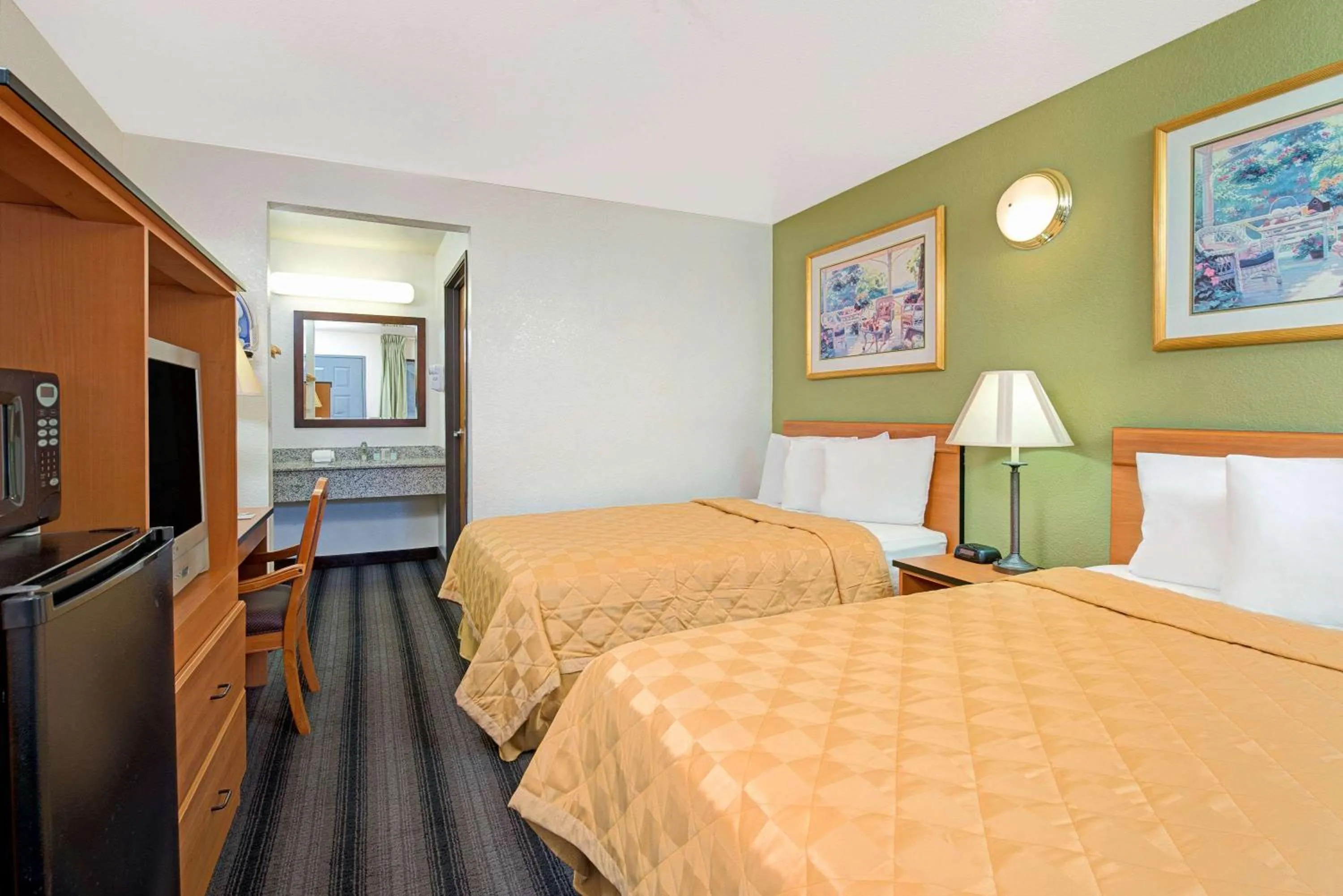 Photo of the whole room, Bed in Travelodge by Wyndham Sacramento / Rancho Cordova