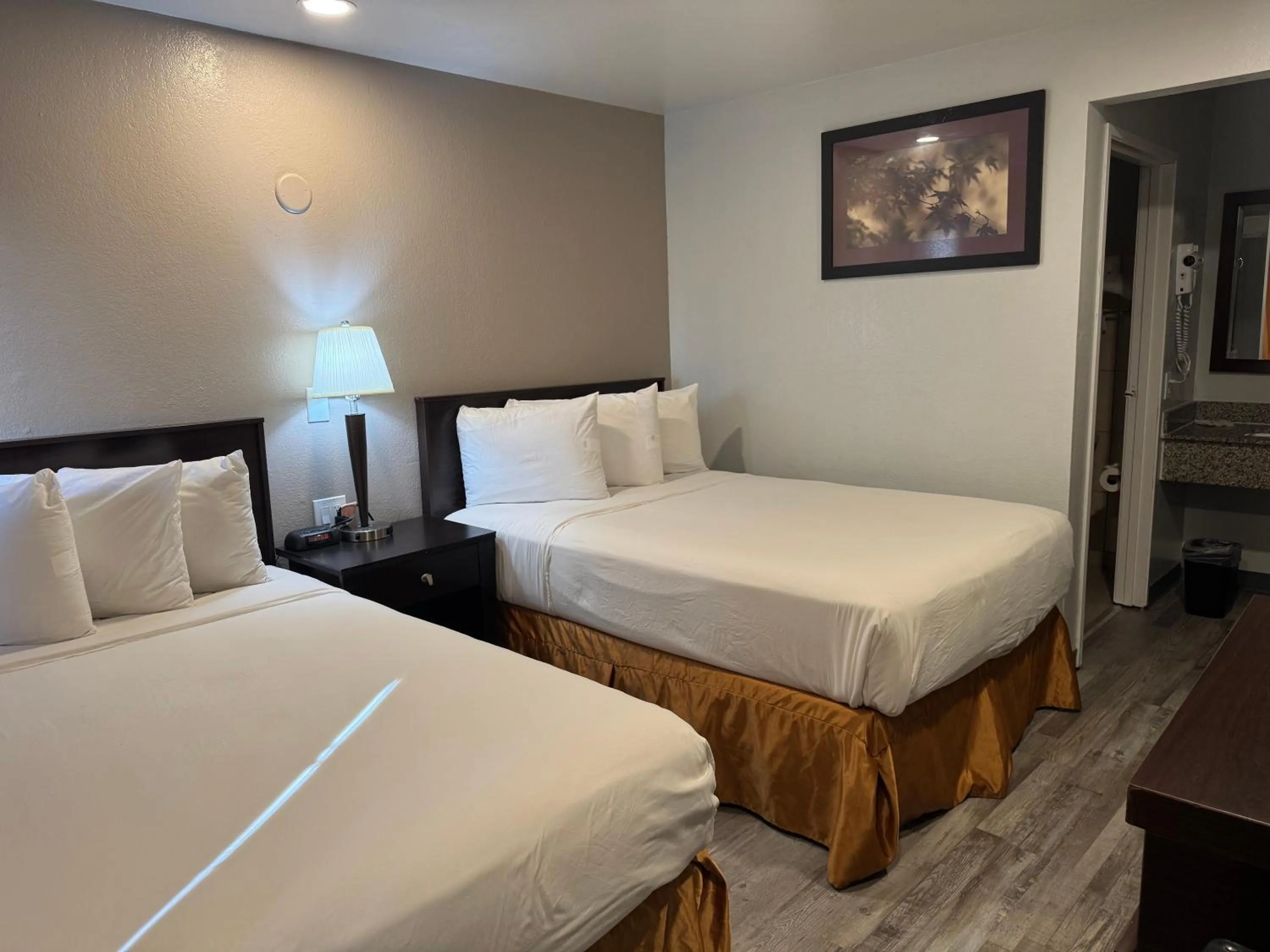 Bedroom, Bed in Travelodge by Wyndham Sacramento / Rancho Cordova