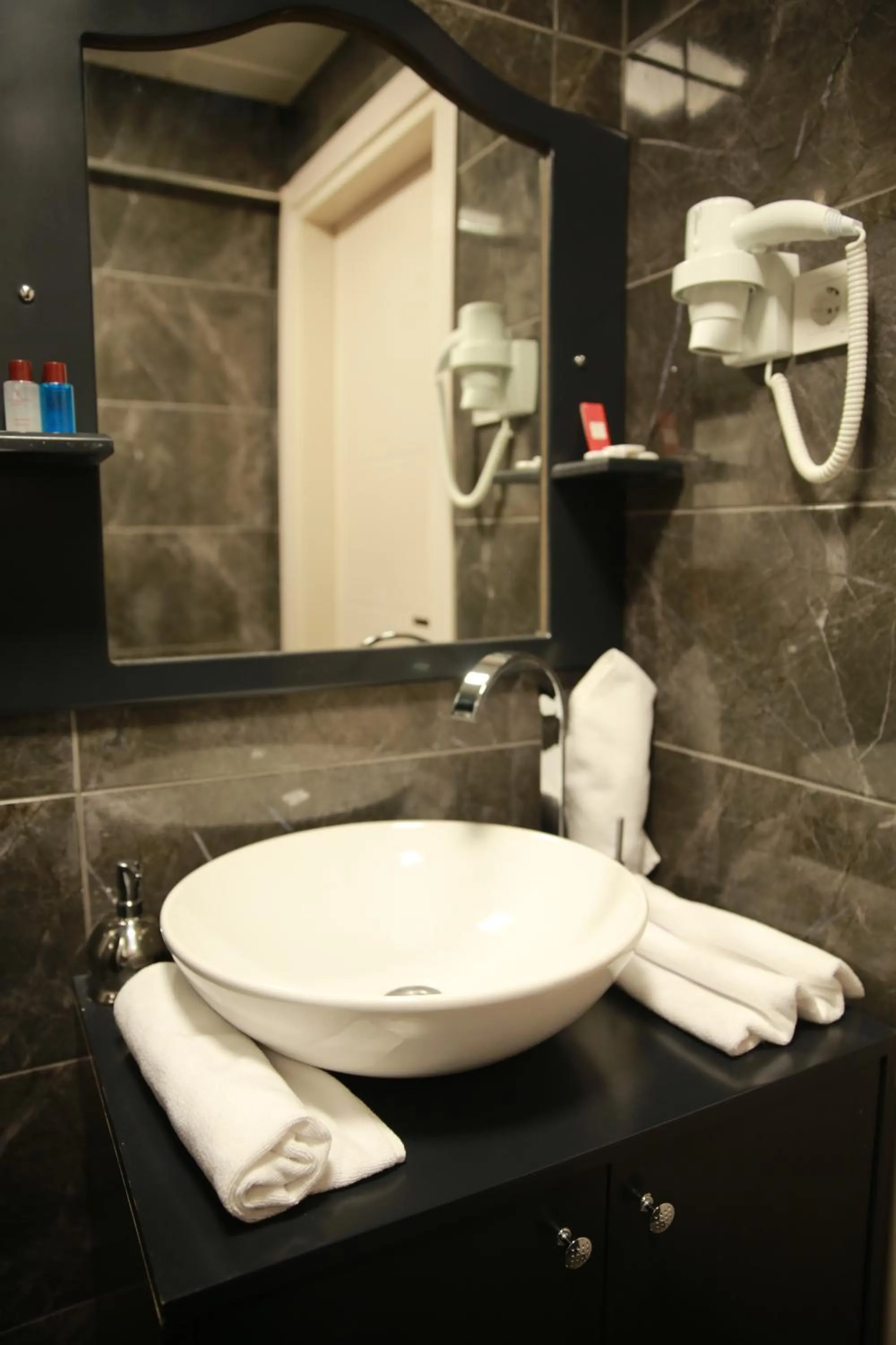 Shower in Pelican House Hotel