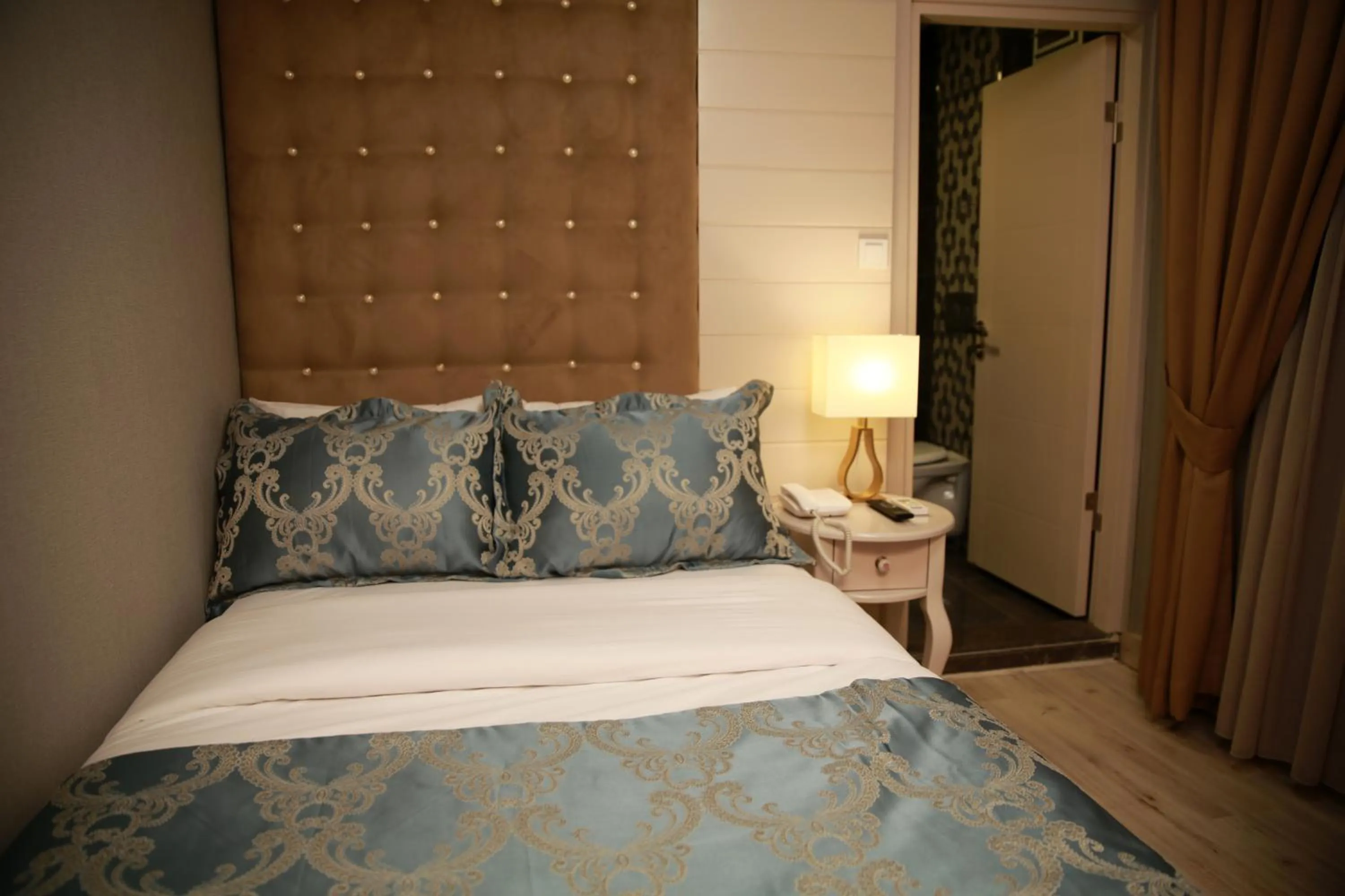 Bedroom in Pelican House Hotel