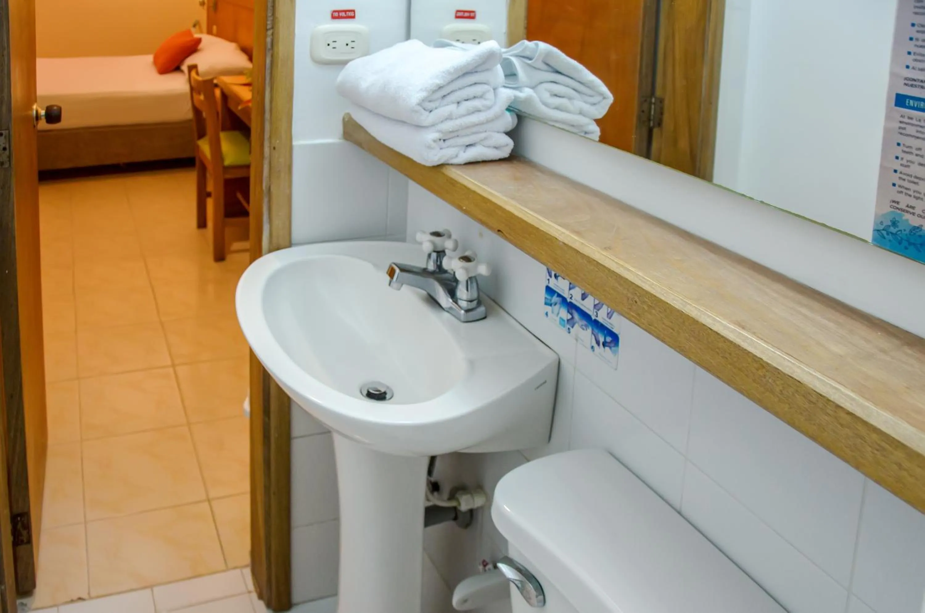 Bathroom, Bed in Hotel Be La Sierra