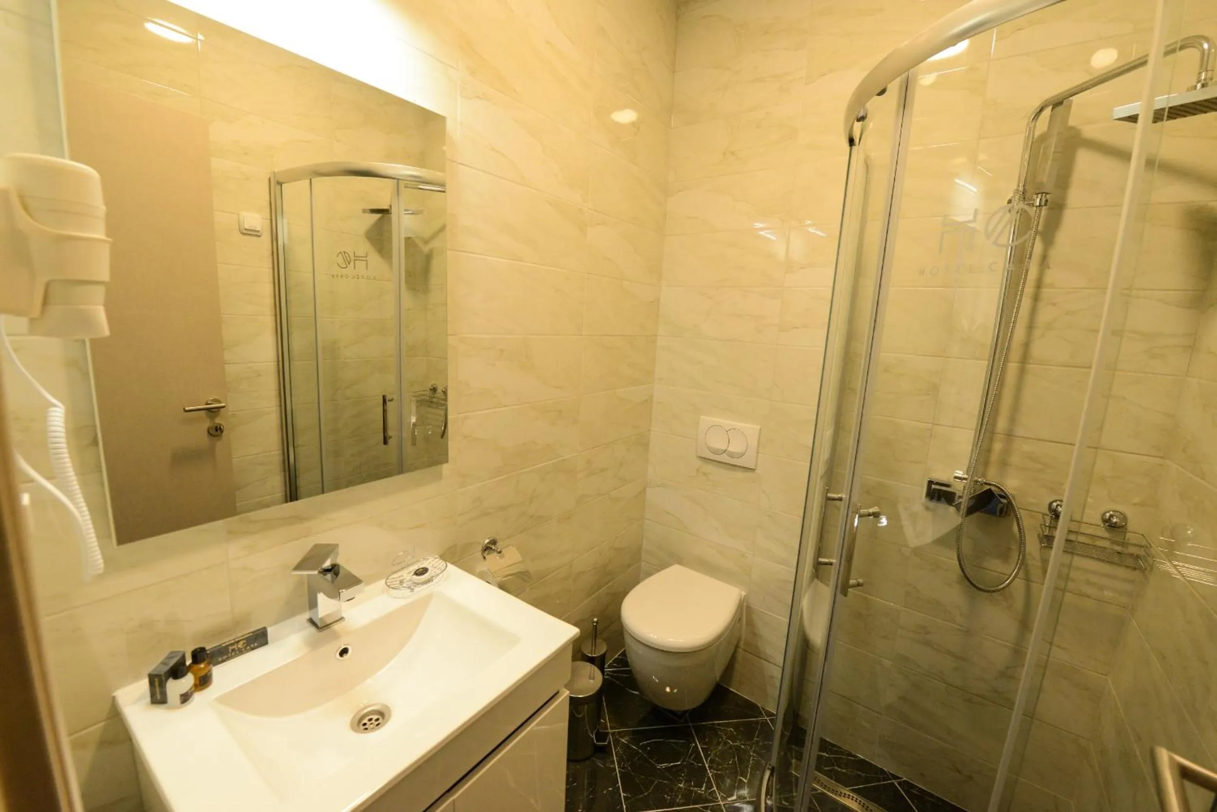 Shower in Hotel Cara 28
