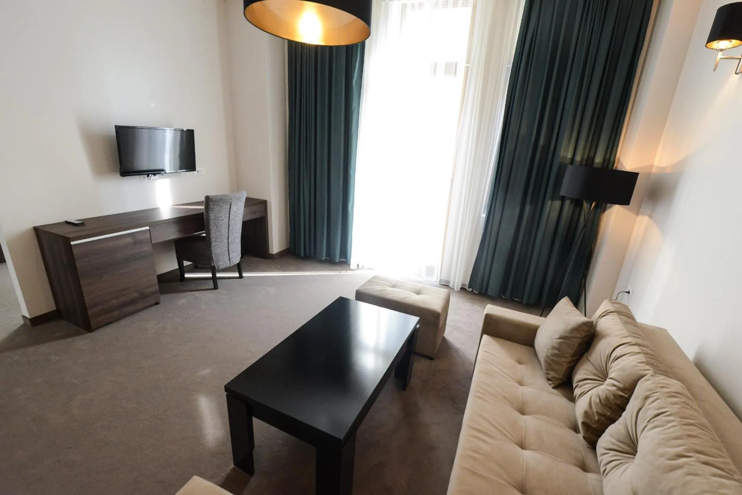 Communal lounge/ TV room in Hotel Cara 28