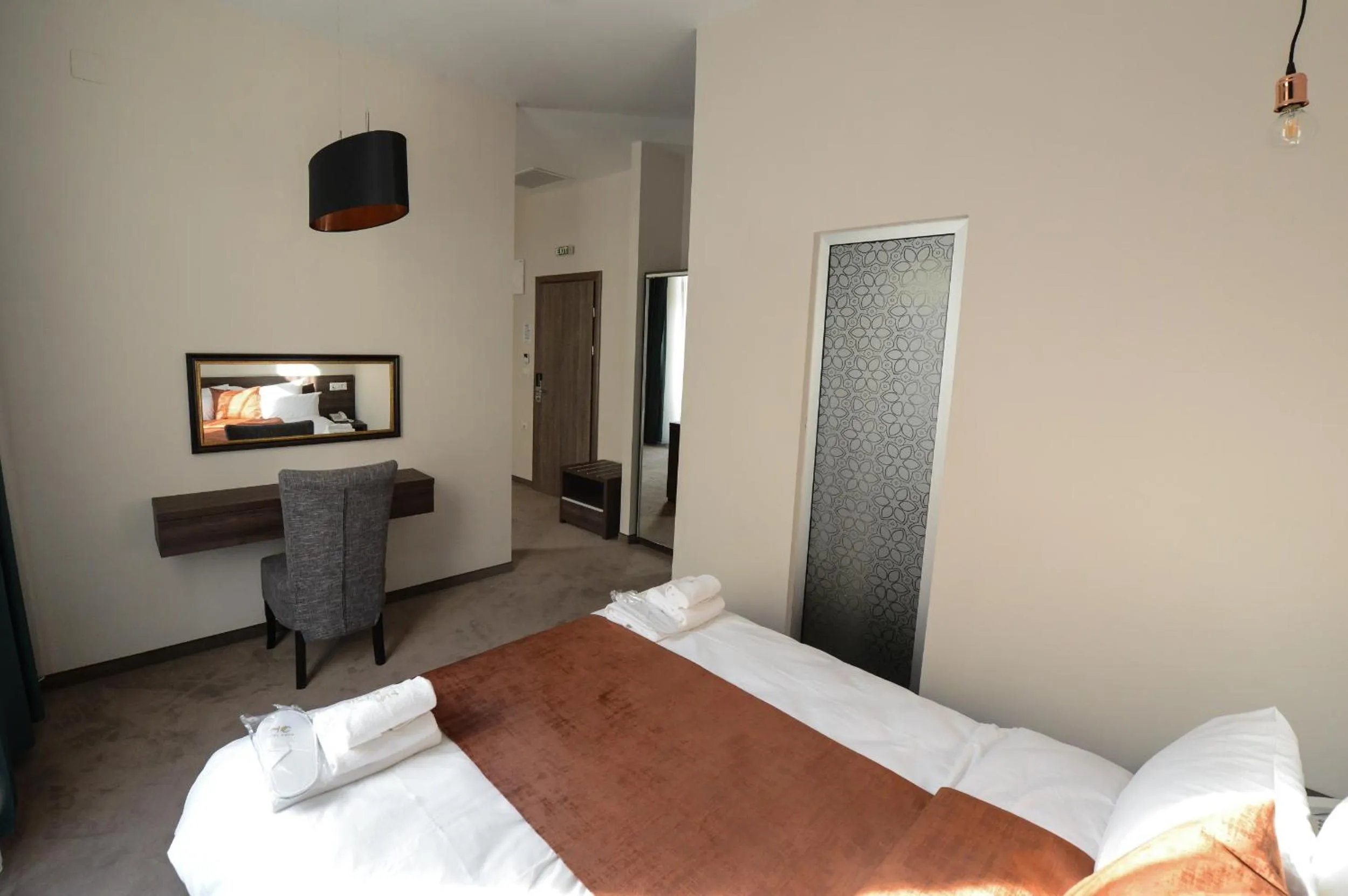 Communal lounge/ TV room, Bed in Hotel Cara 28
