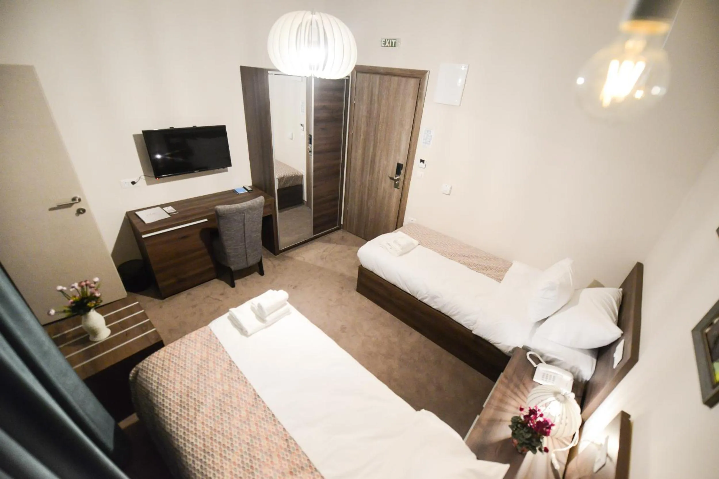 Communal lounge/ TV room, Bed in Hotel Cara 28