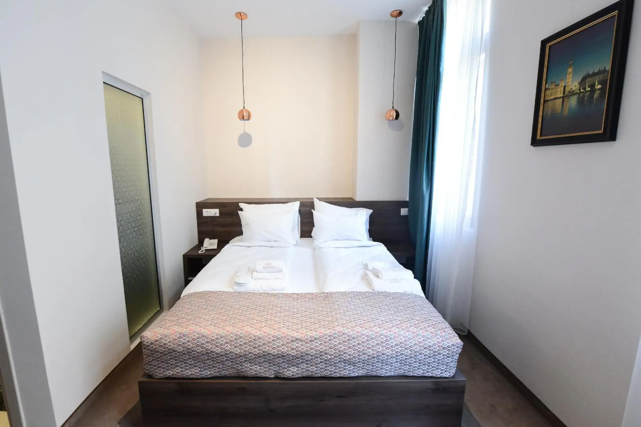 Deluxe Double Room (2 Adults + 1 Child) in Hotel Cara 28 Deluxe Double Room (2 Adults + 1 Child) in Hotel Cara 28