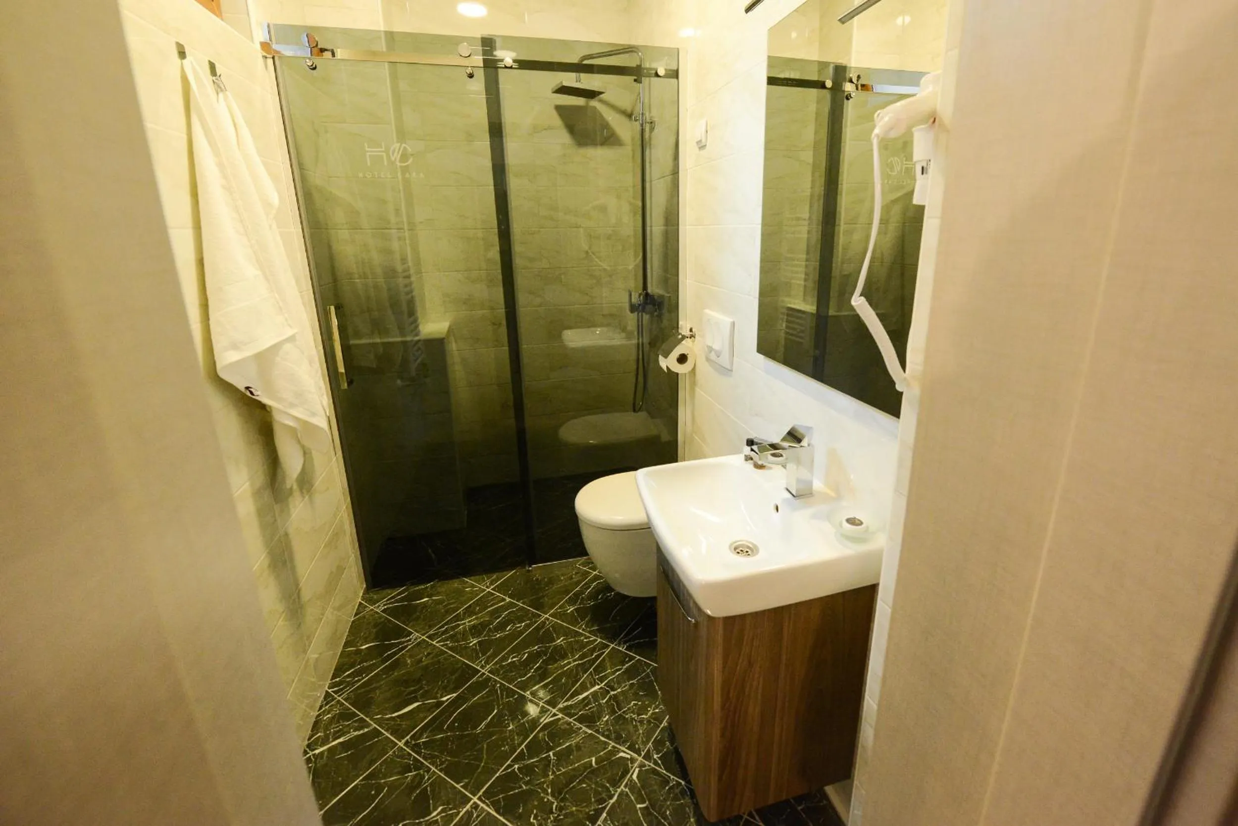 Shower in Hotel Cara 28