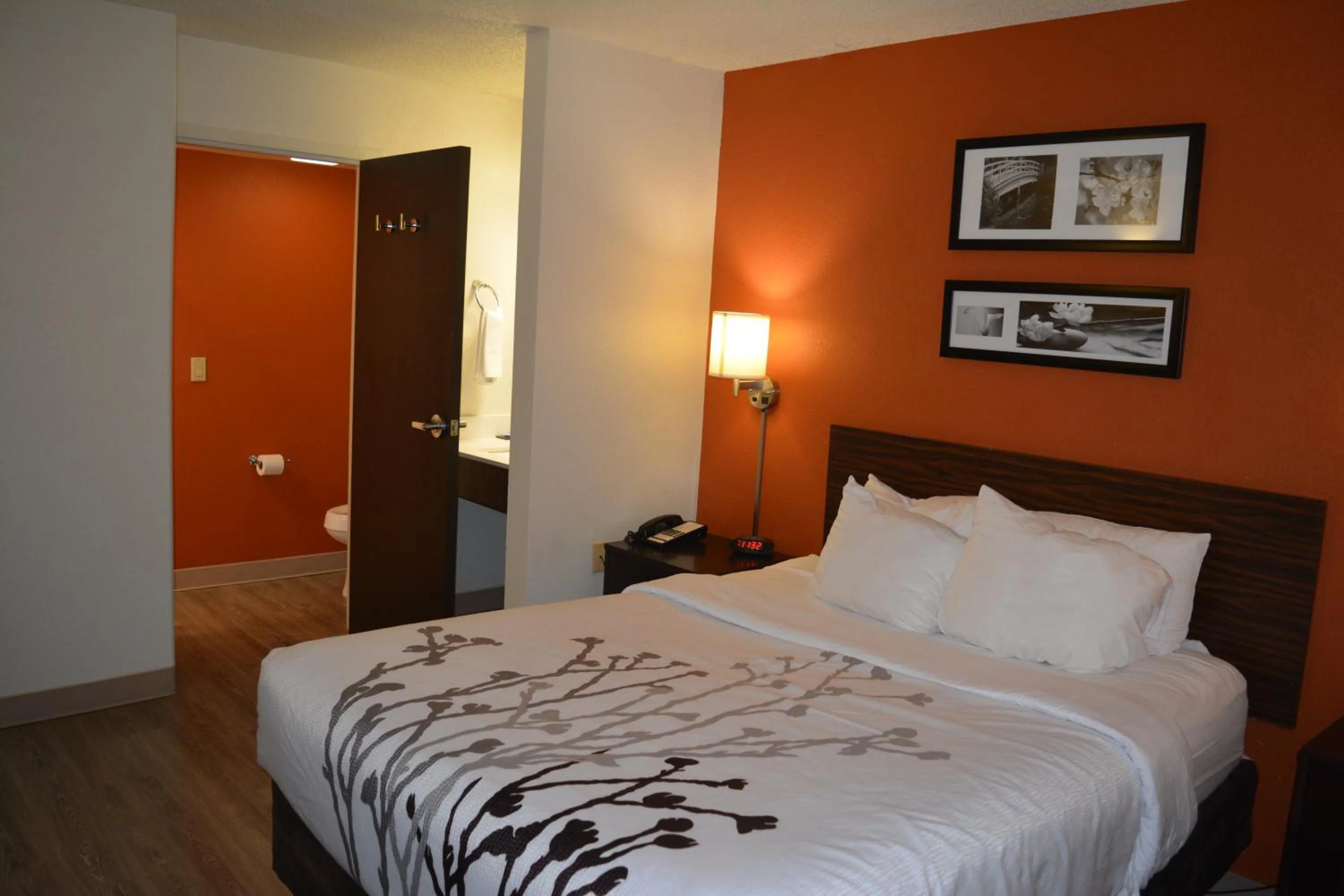 Bed in Sleep Inn Arlington Near Six Flags