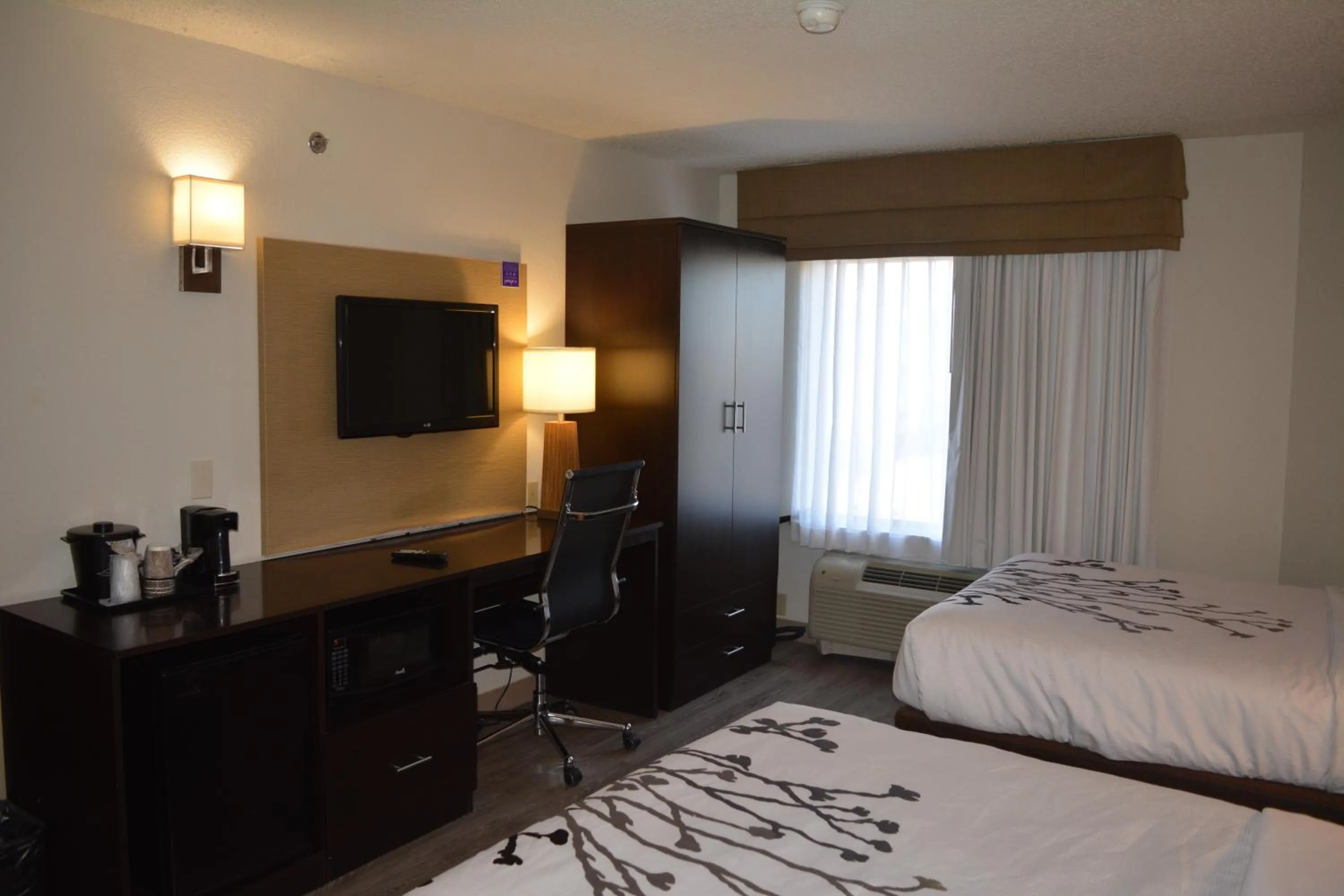 Bed in Sleep Inn Arlington Near Six Flags