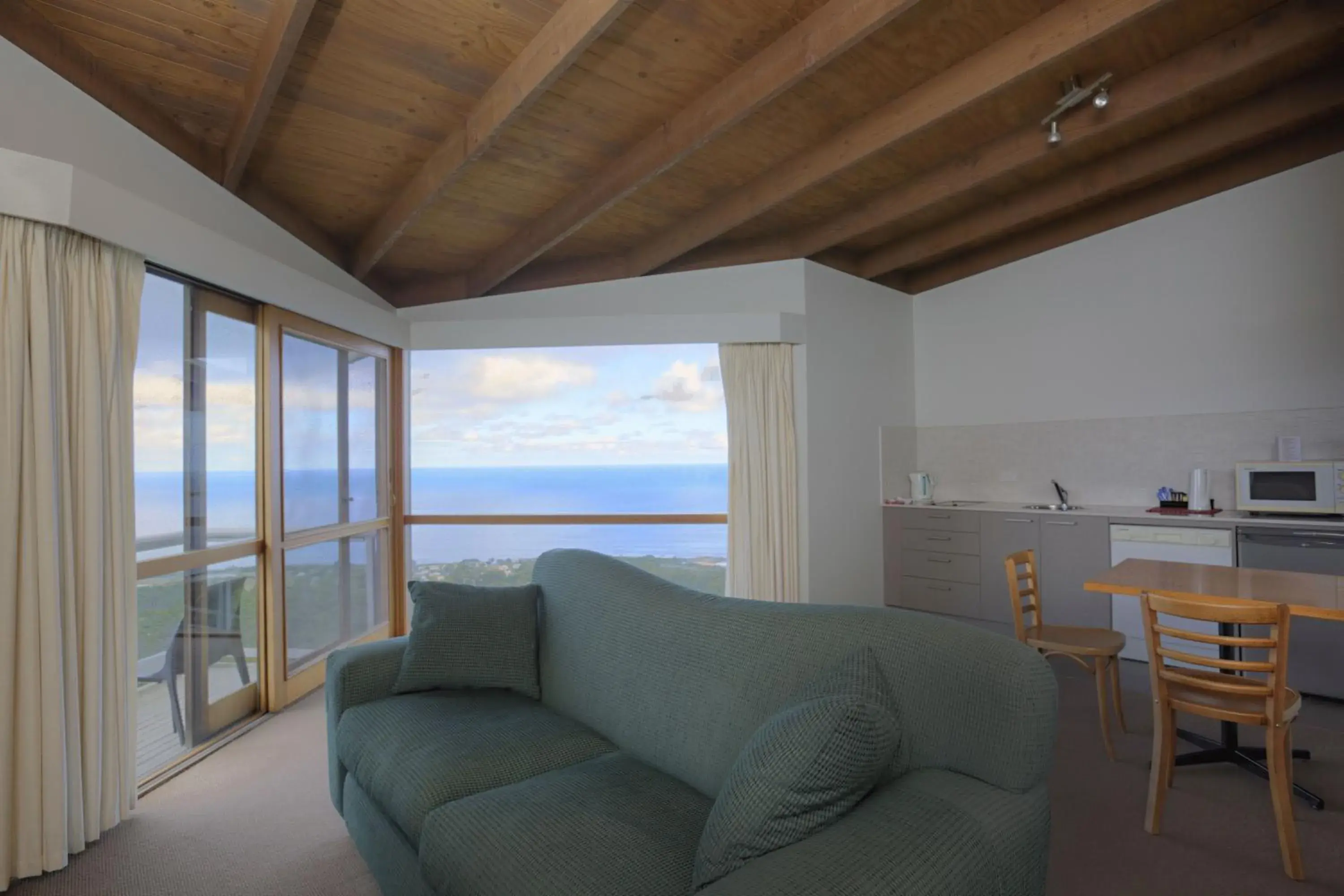 Two-Bedroom Suite in Chris's Beacon Point Restaurant & Villas Two-Bedroom Suite in Chris's Beacon Point Restaurant & Villas