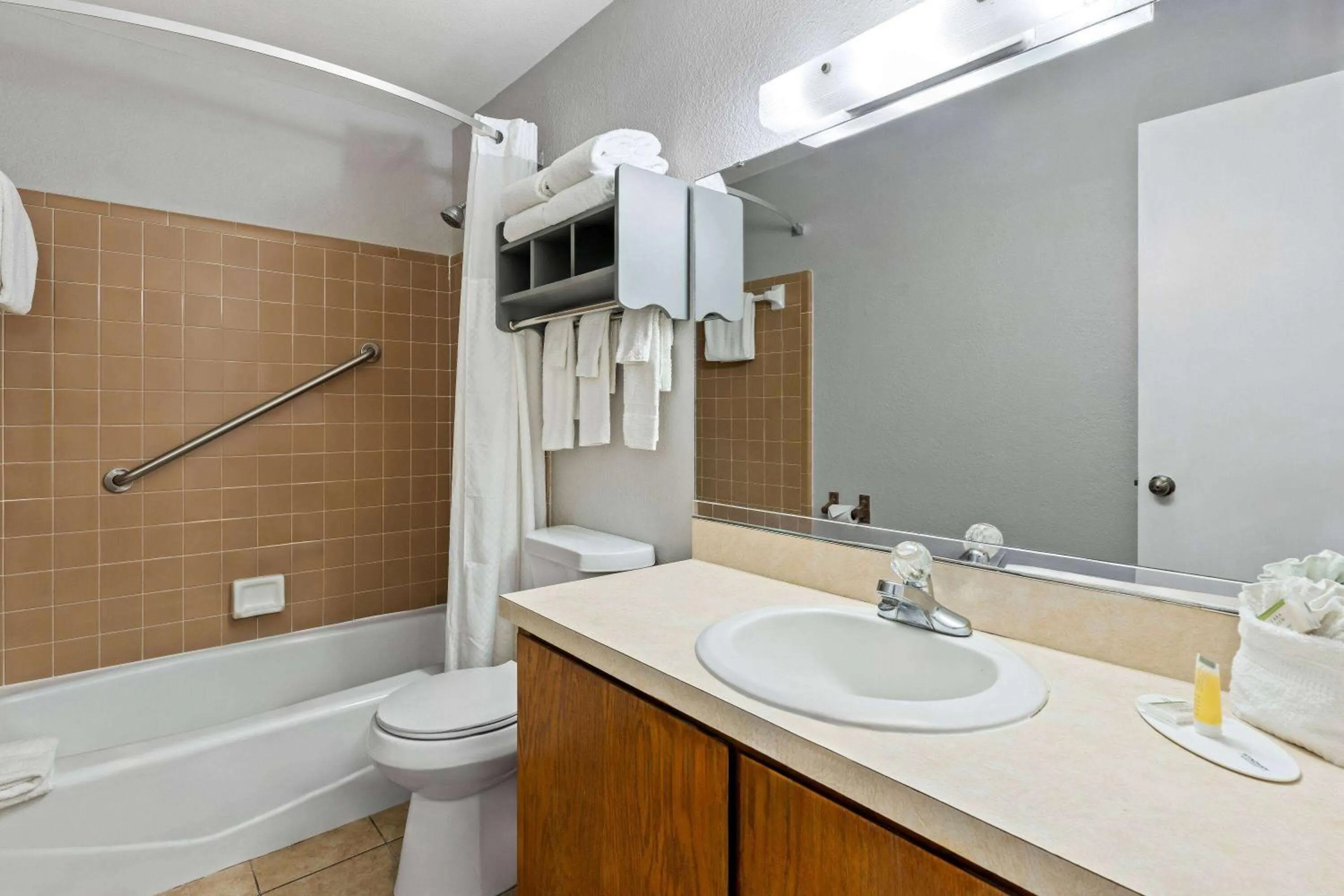 Toilet in Travelodge by Wyndham Hotel & Cottages St Augustine - Historic