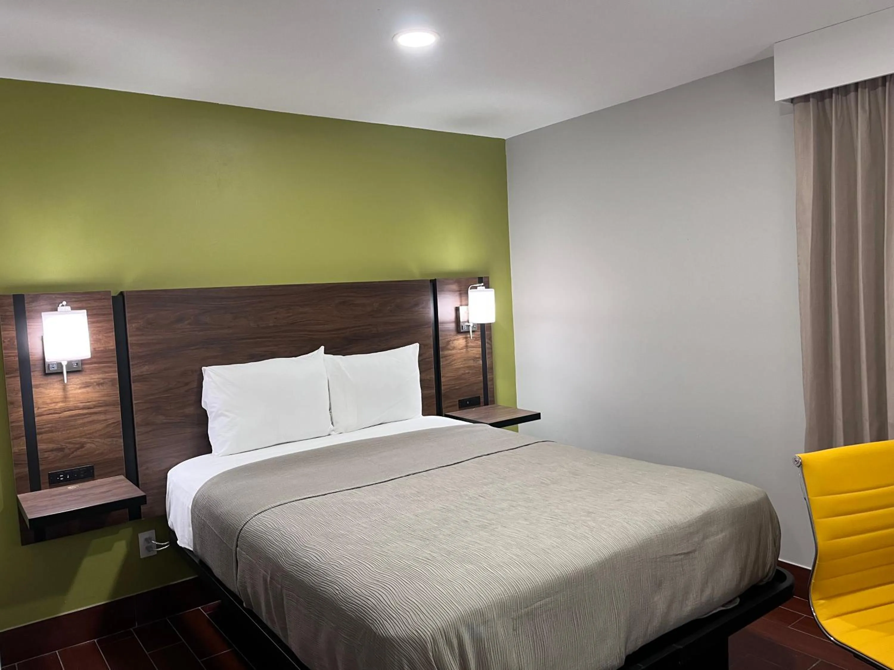 Bedroom, Bed in Travelodge by Wyndham Hotel & Cottages St Augustine - Historic