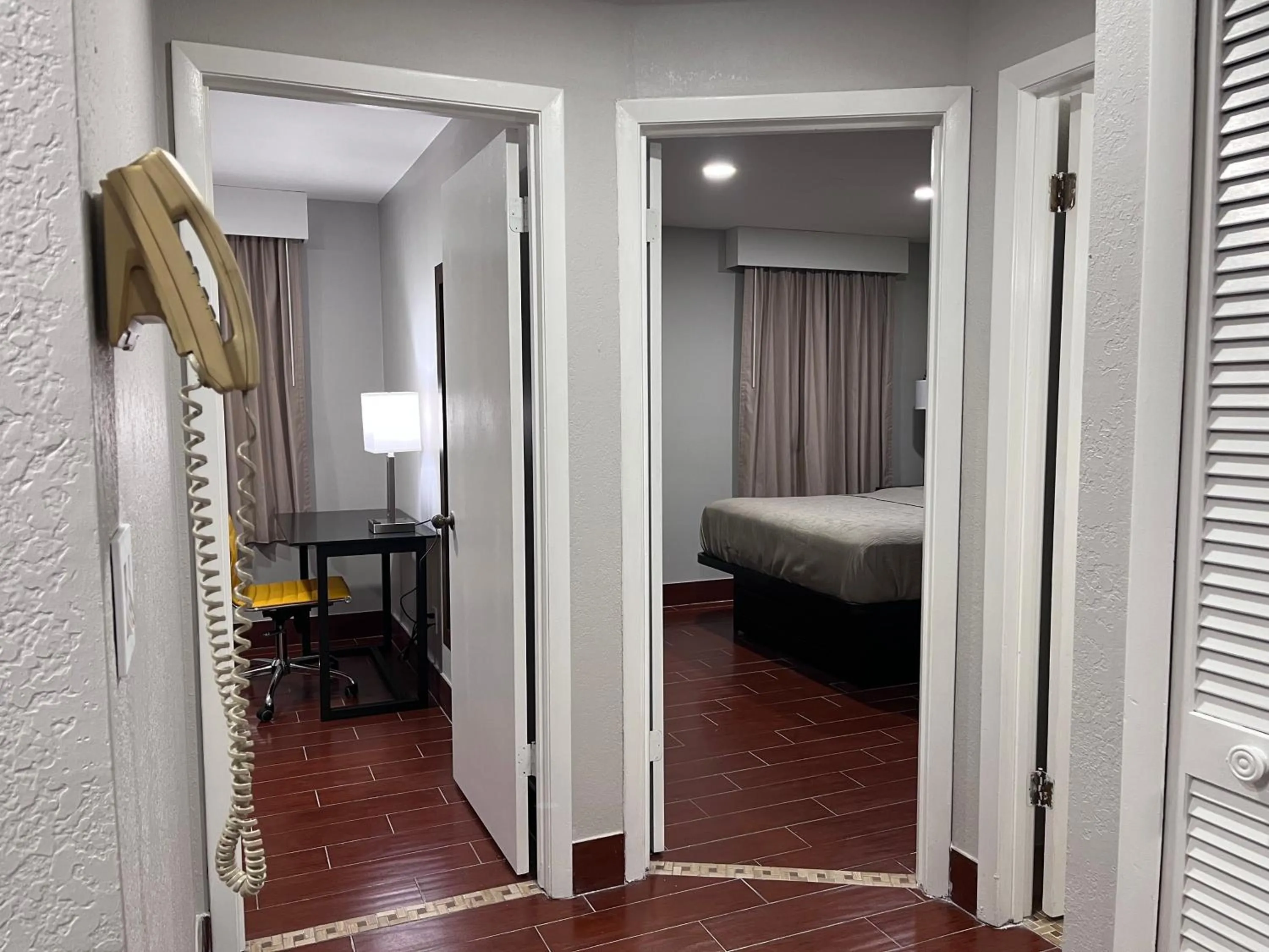 Bedroom, Bed in Travelodge by Wyndham Hotel & Cottages St Augustine - Historic