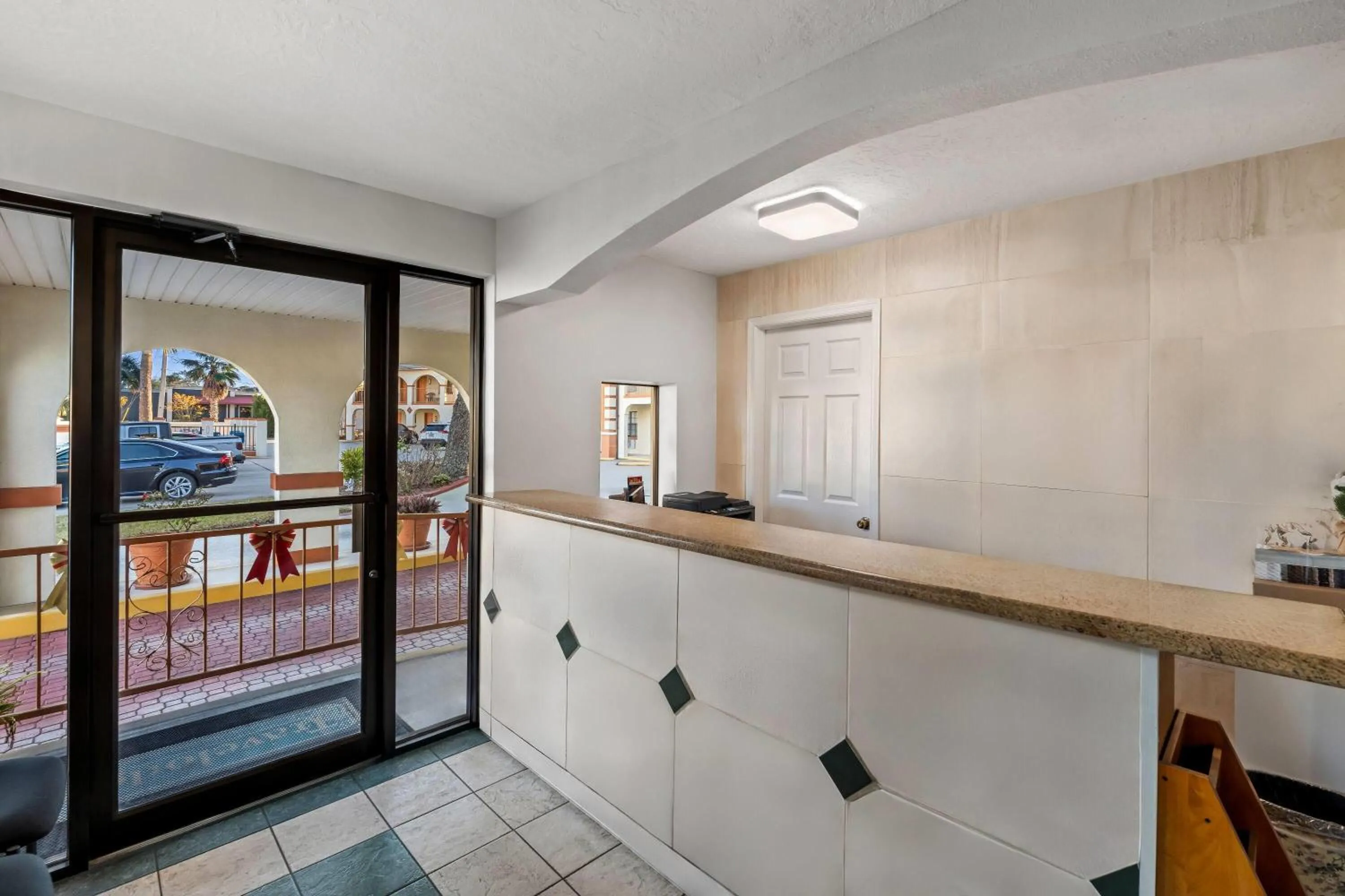 Lobby or reception in Travelodge by Wyndham Hotel & Cottages St Augustine - Historic