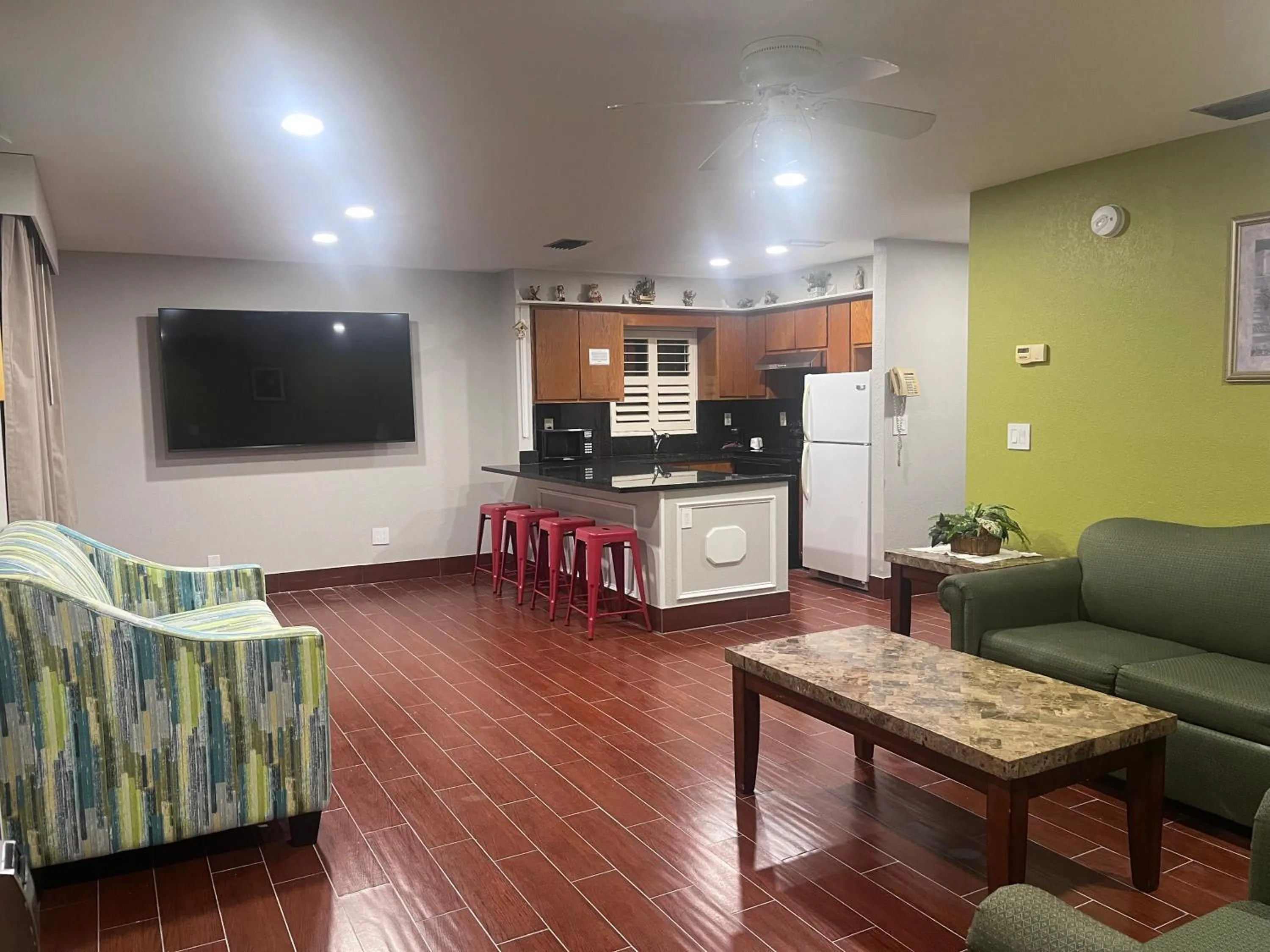 Communal lounge/ TV room in Travelodge by Wyndham Hotel & Cottages St Augustine - Historic