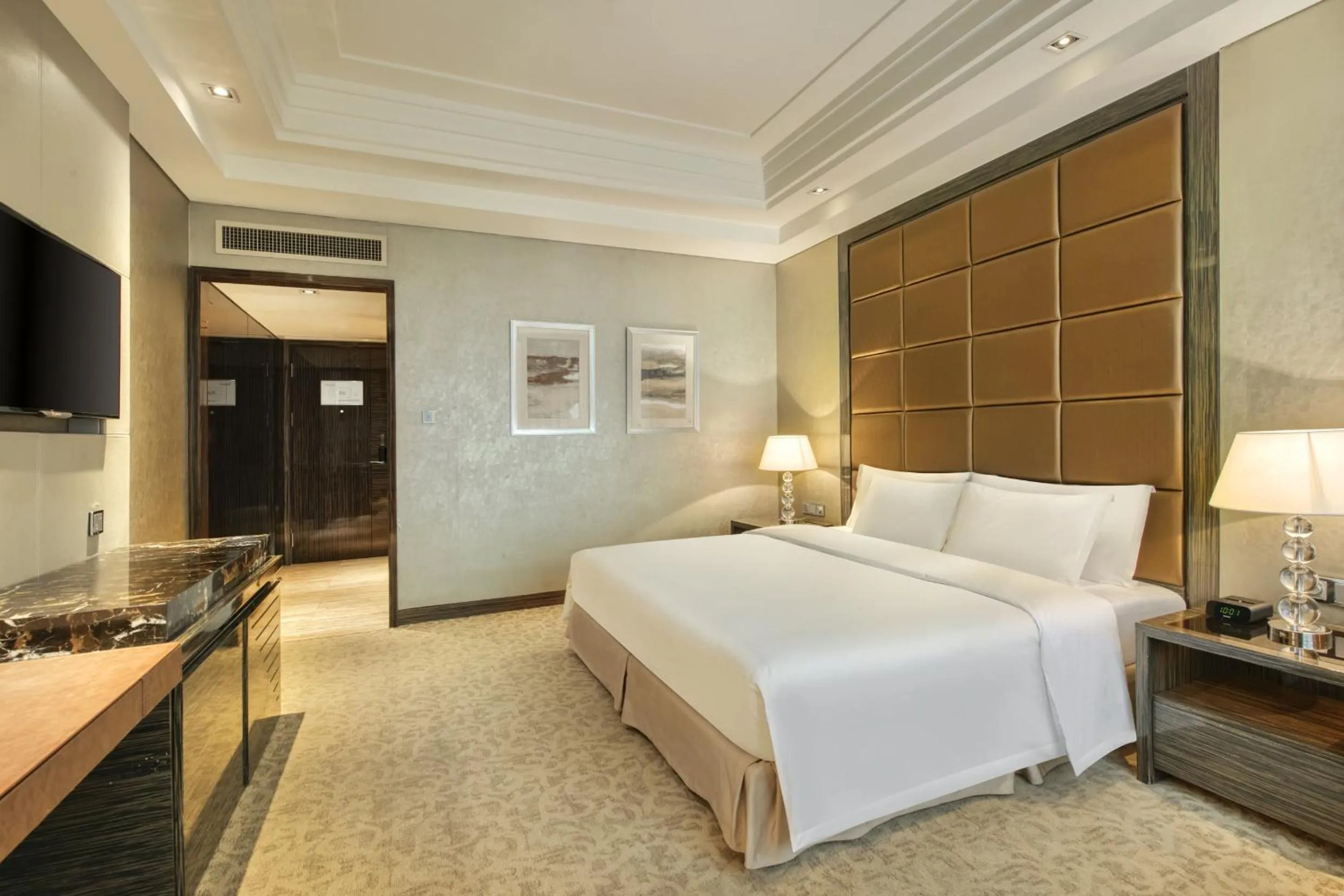 Photo of the whole room, Bed in Crowne Plaza Beijing Chaoyang U-Town by IHG