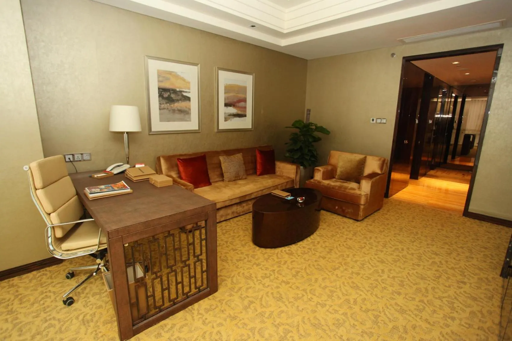 Living room in Crowne Plaza Beijing Chaoyang U-Town by IHG