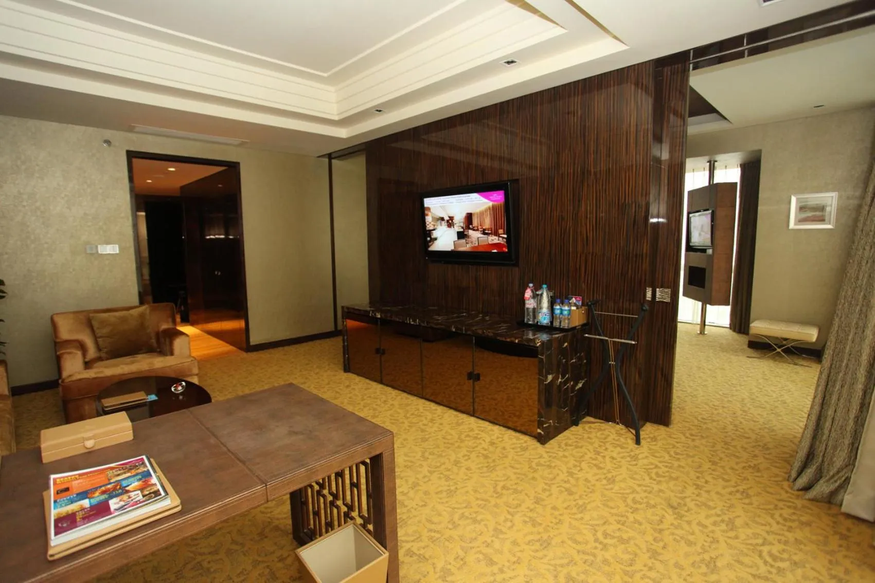 Living room in Crowne Plaza Beijing Chaoyang U-Town by IHG