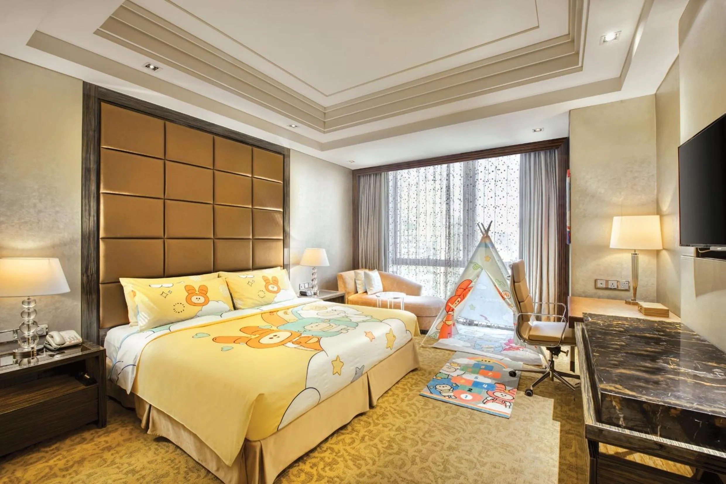 Photo of the whole room, Bed in Crowne Plaza Beijing Chaoyang U-Town by IHG