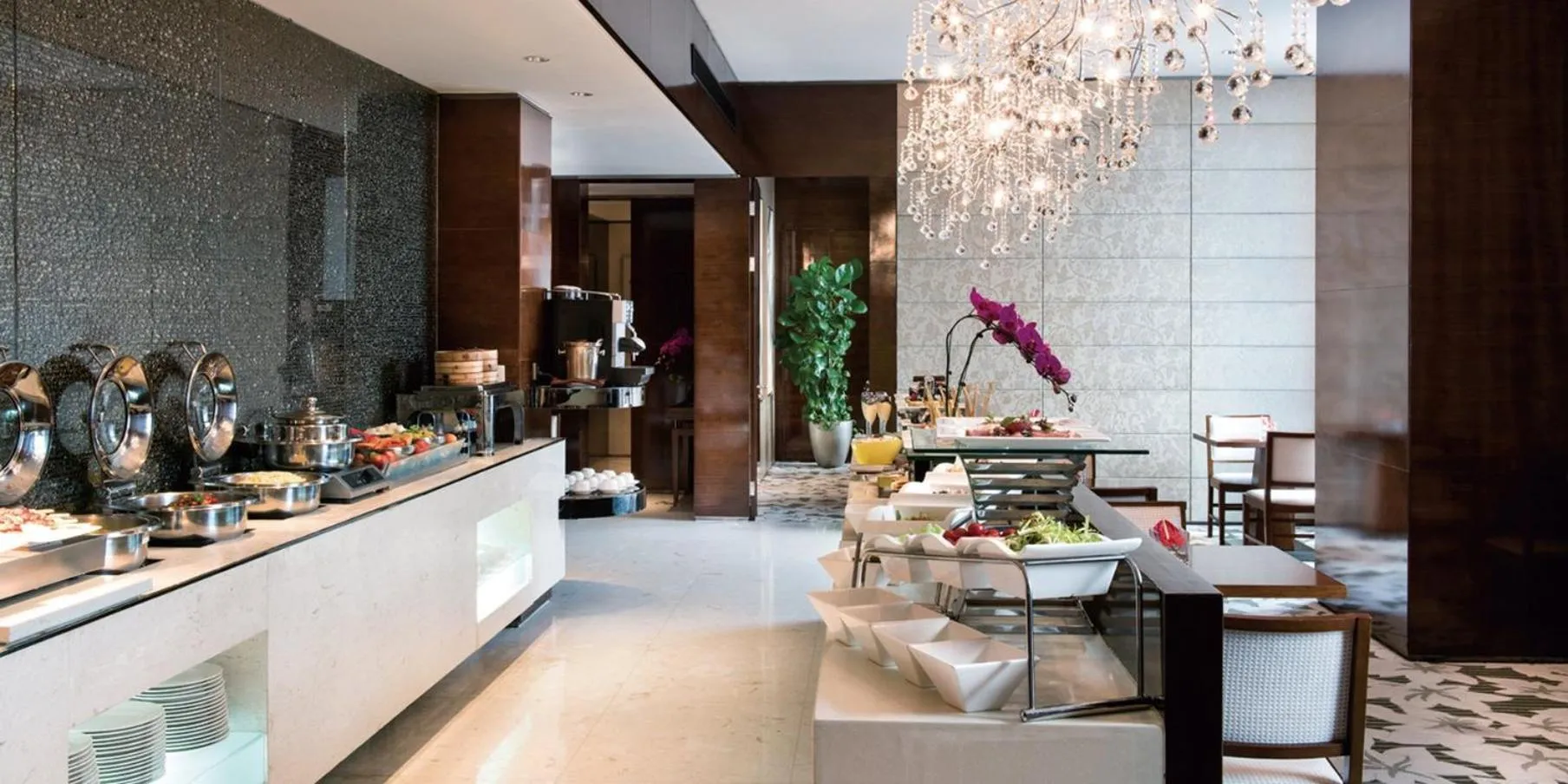 Lounge or bar in Crowne Plaza Beijing Chaoyang U-Town by IHG