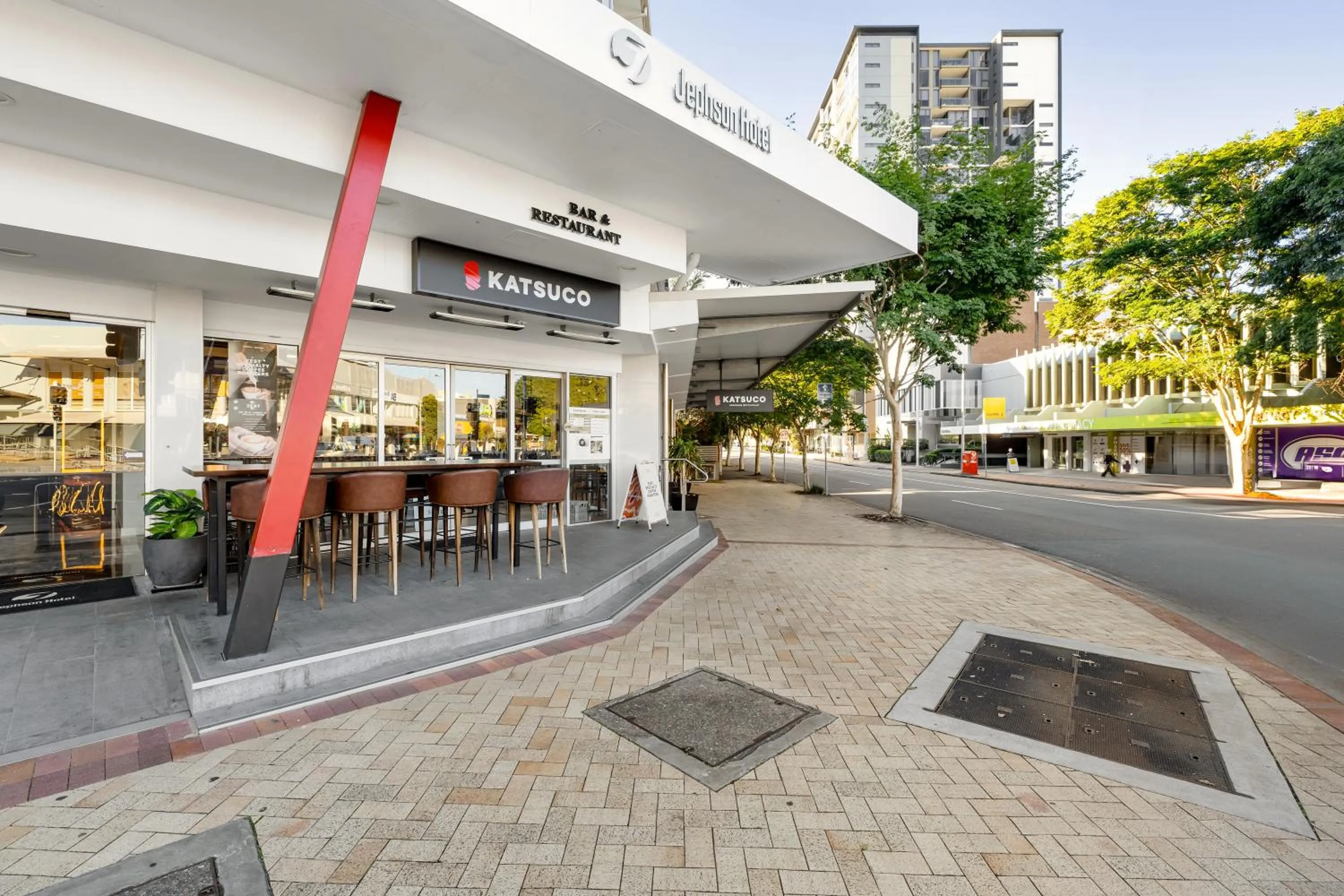 Restaurant/places to eat in Jephson Hotel & Apartments