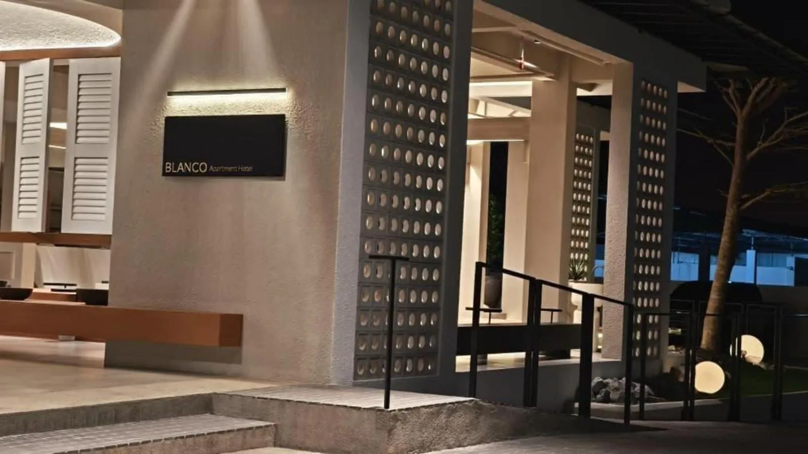 Facade/entrance in Blanco Apartment Hotel