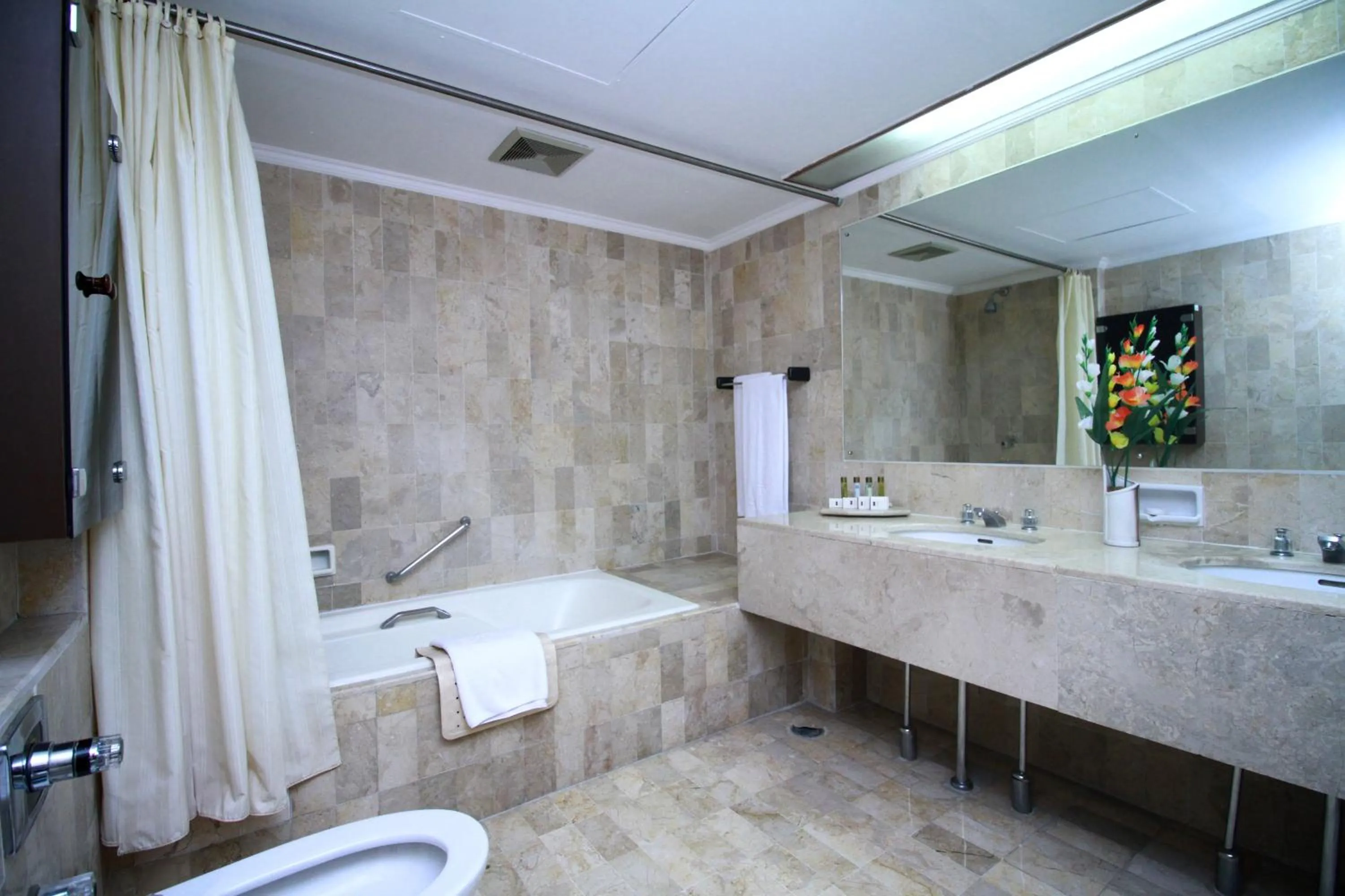 Bath in The Sultan Hotel & Residence Jakarta