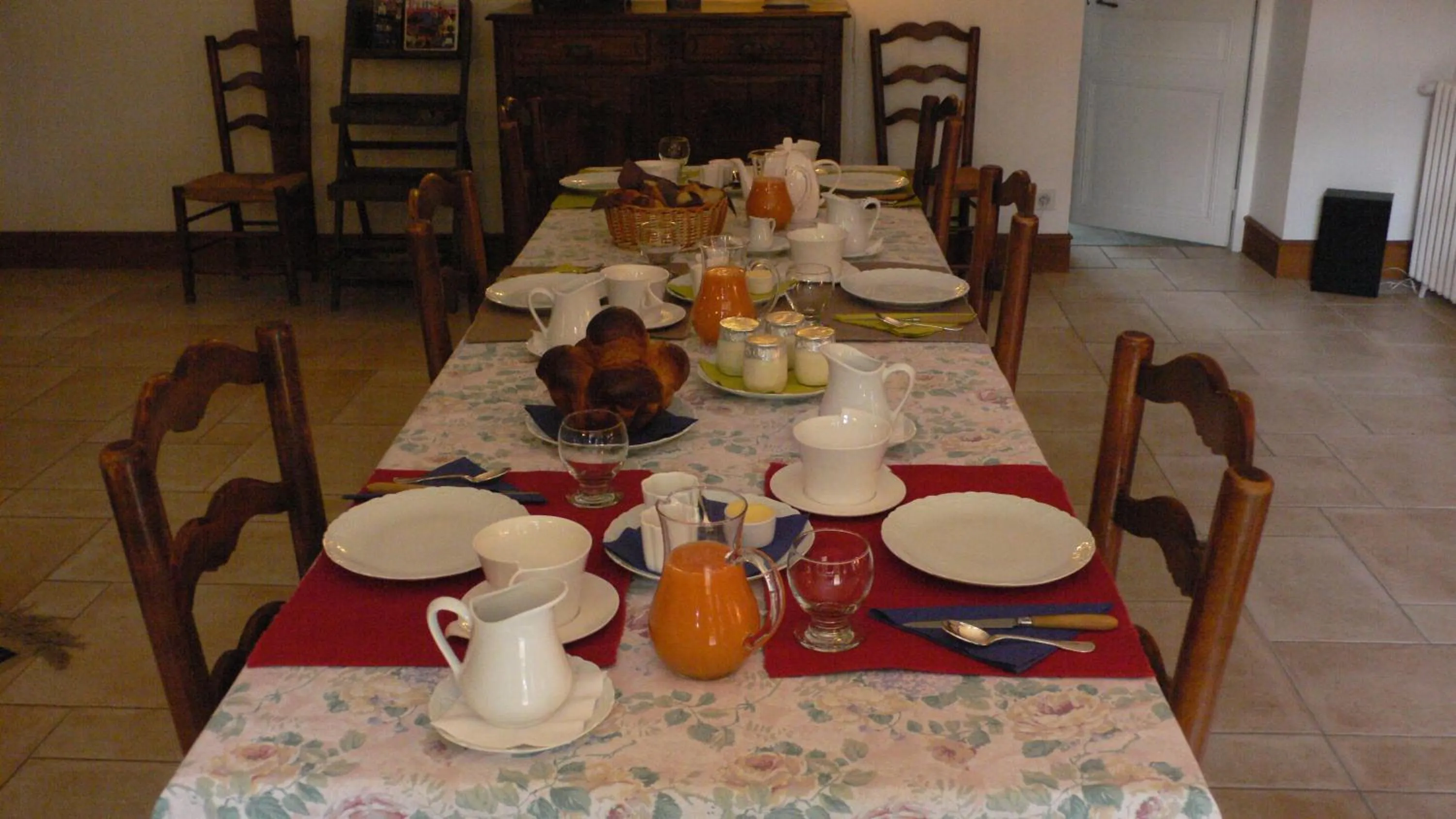 Restaurant/places to eat in La Héraudière Bed & Breakfast