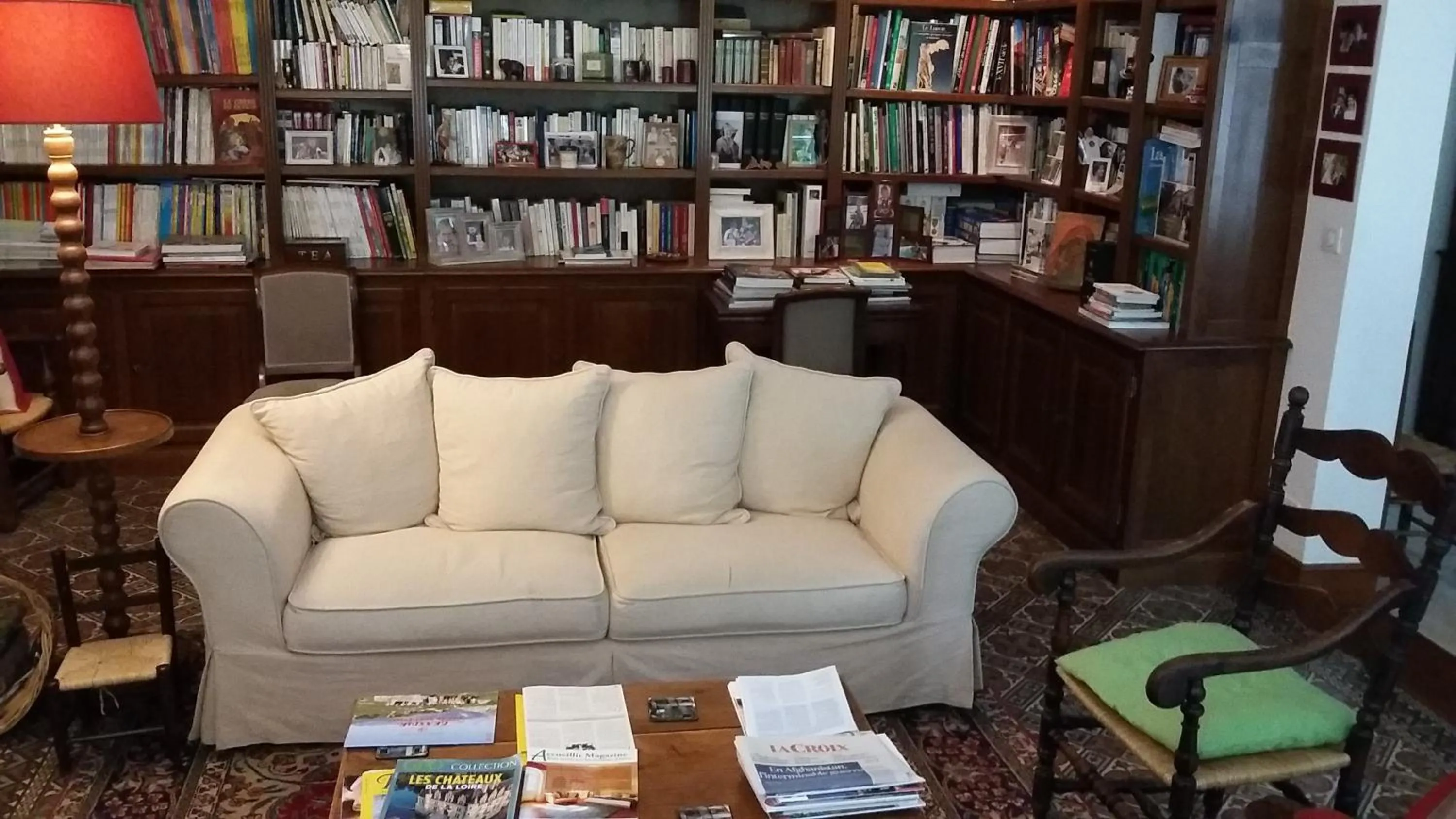 Library in La Héraudière Bed & Breakfast