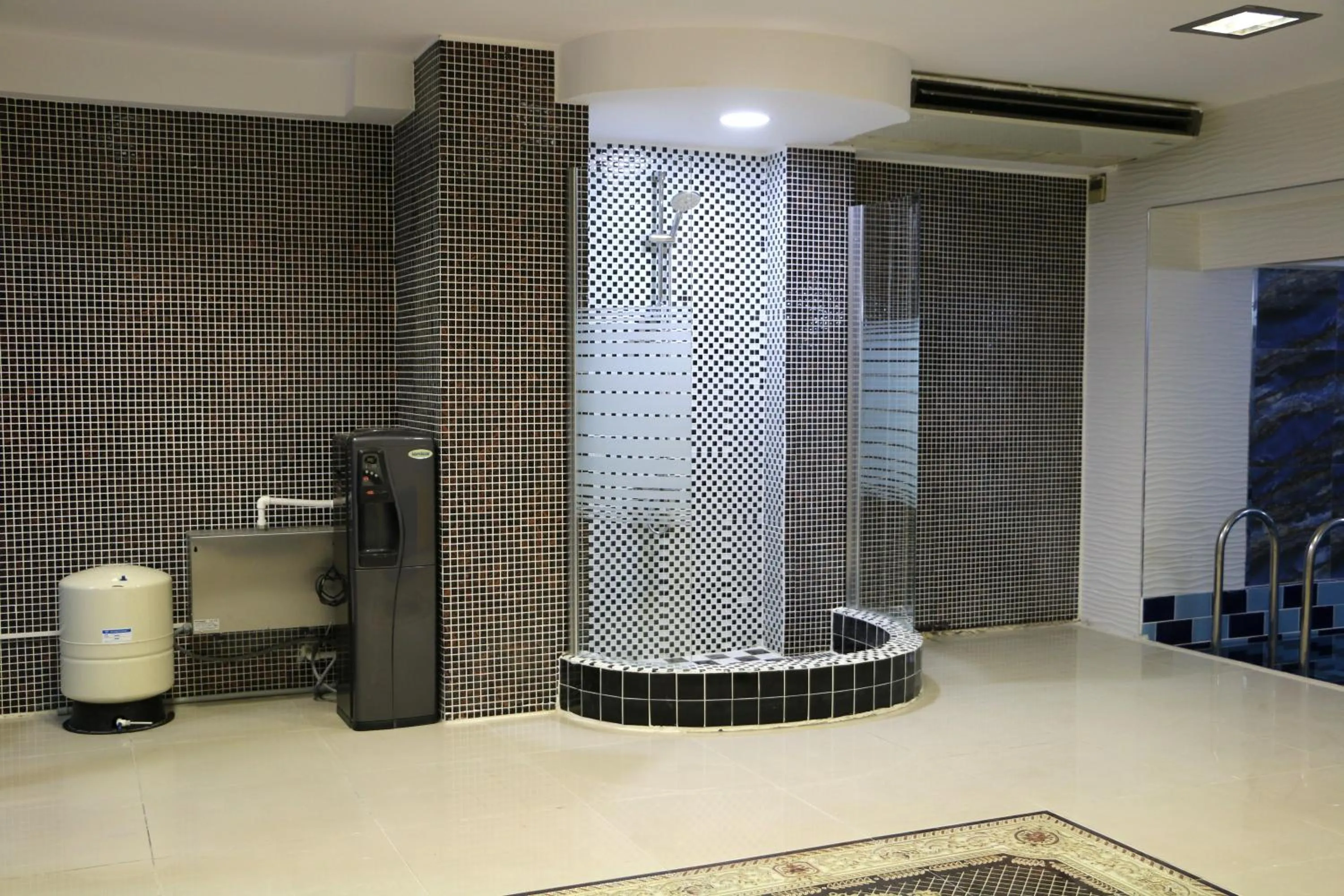 Steam room in Business Grand Hotel