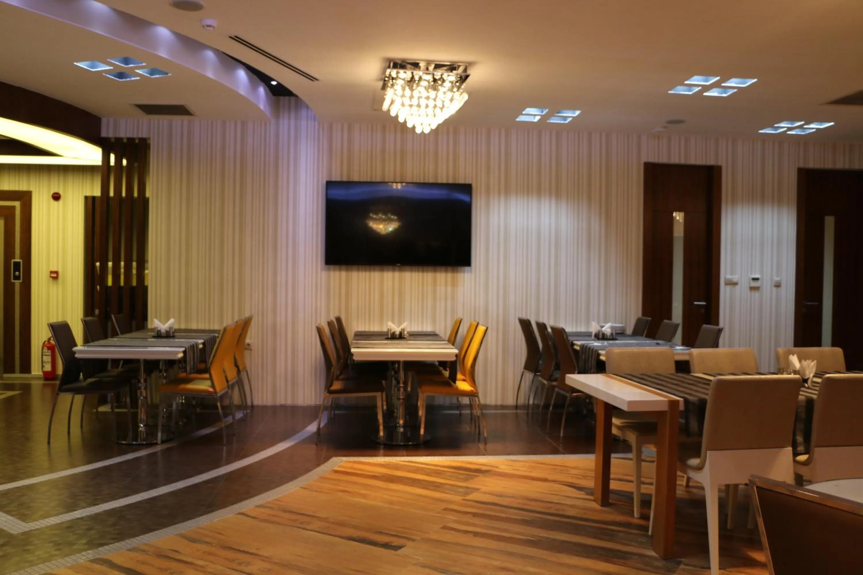 Restaurant/places to eat in Business Grand Hotel