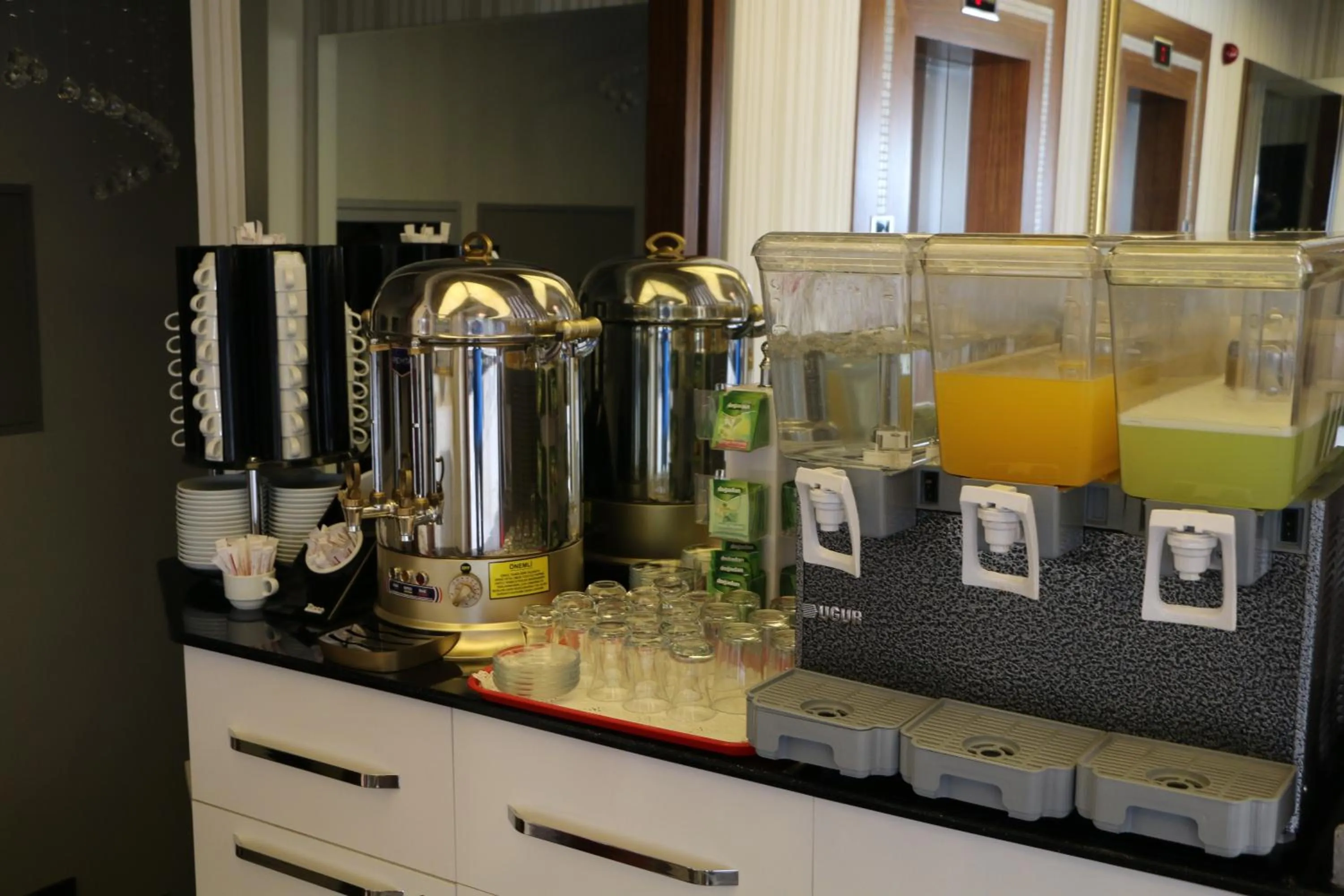 Restaurant/places to eat in Business Grand Hotel