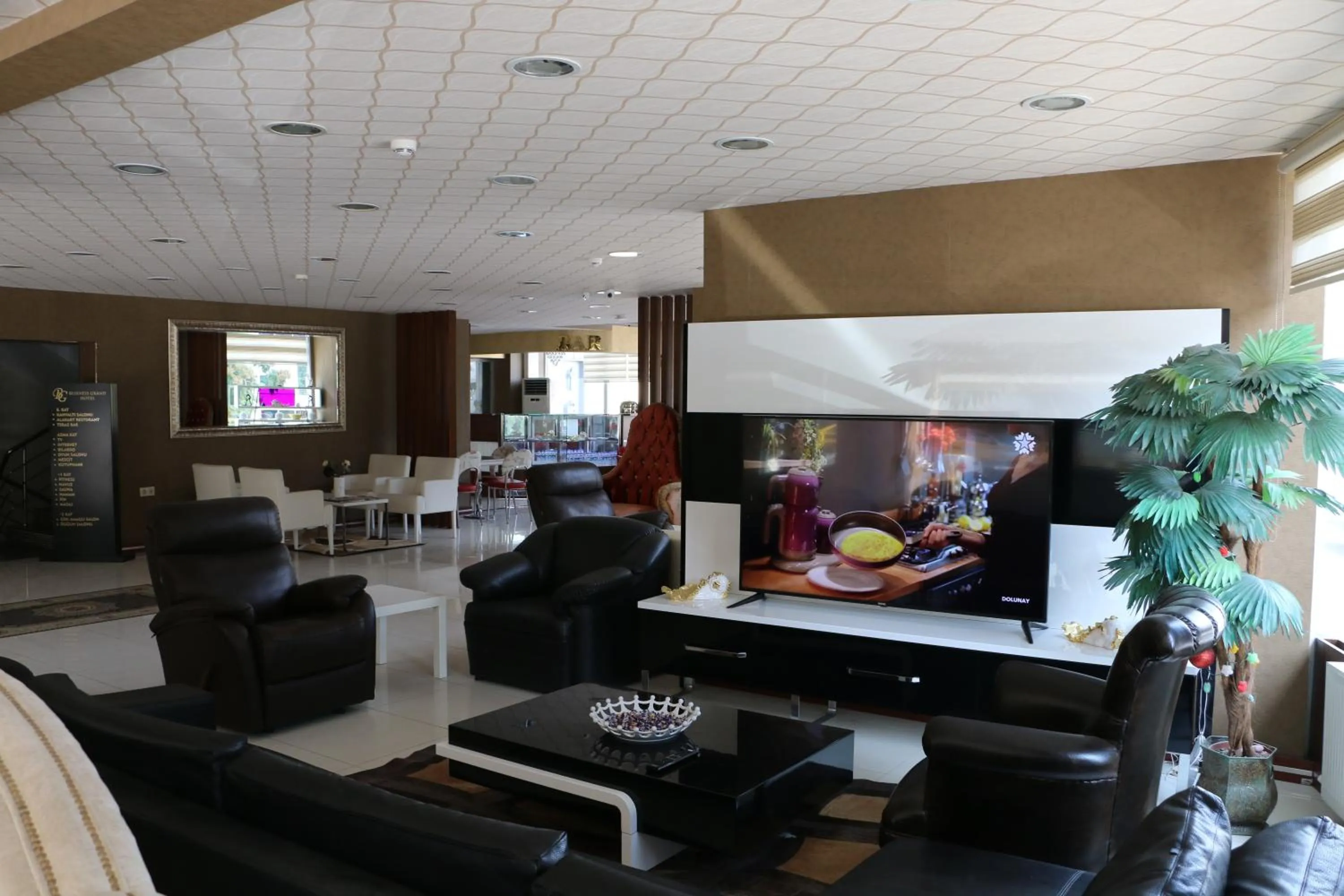 Communal lounge/ TV room in Business Grand Hotel