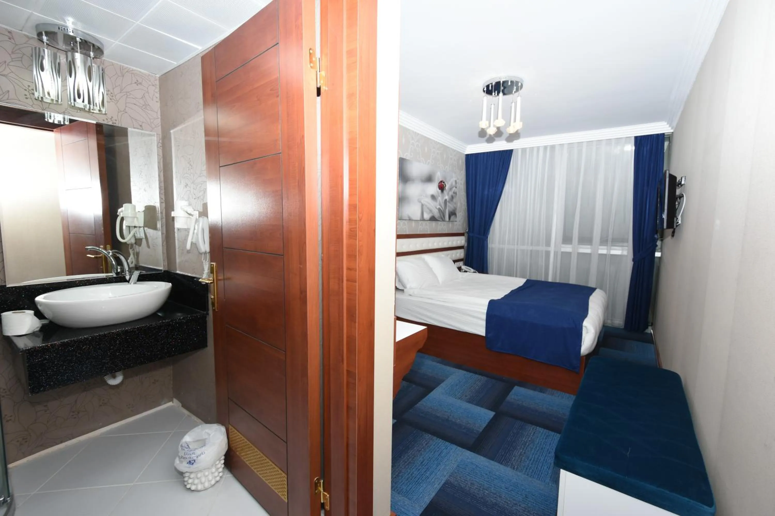 Photo of the whole room, Bed in Business Grand Hotel