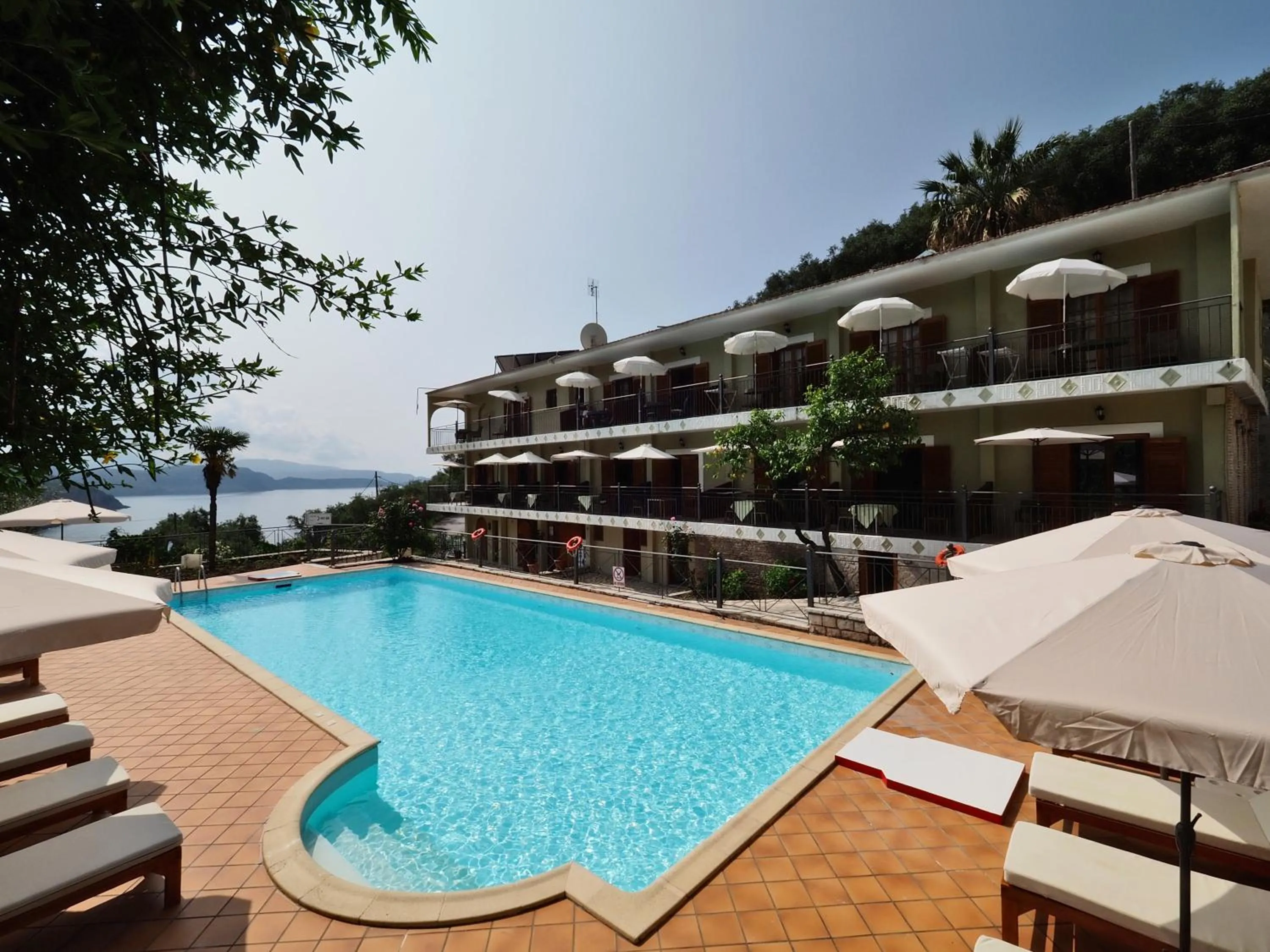 Bella Vista Hotel Studios & Apartments