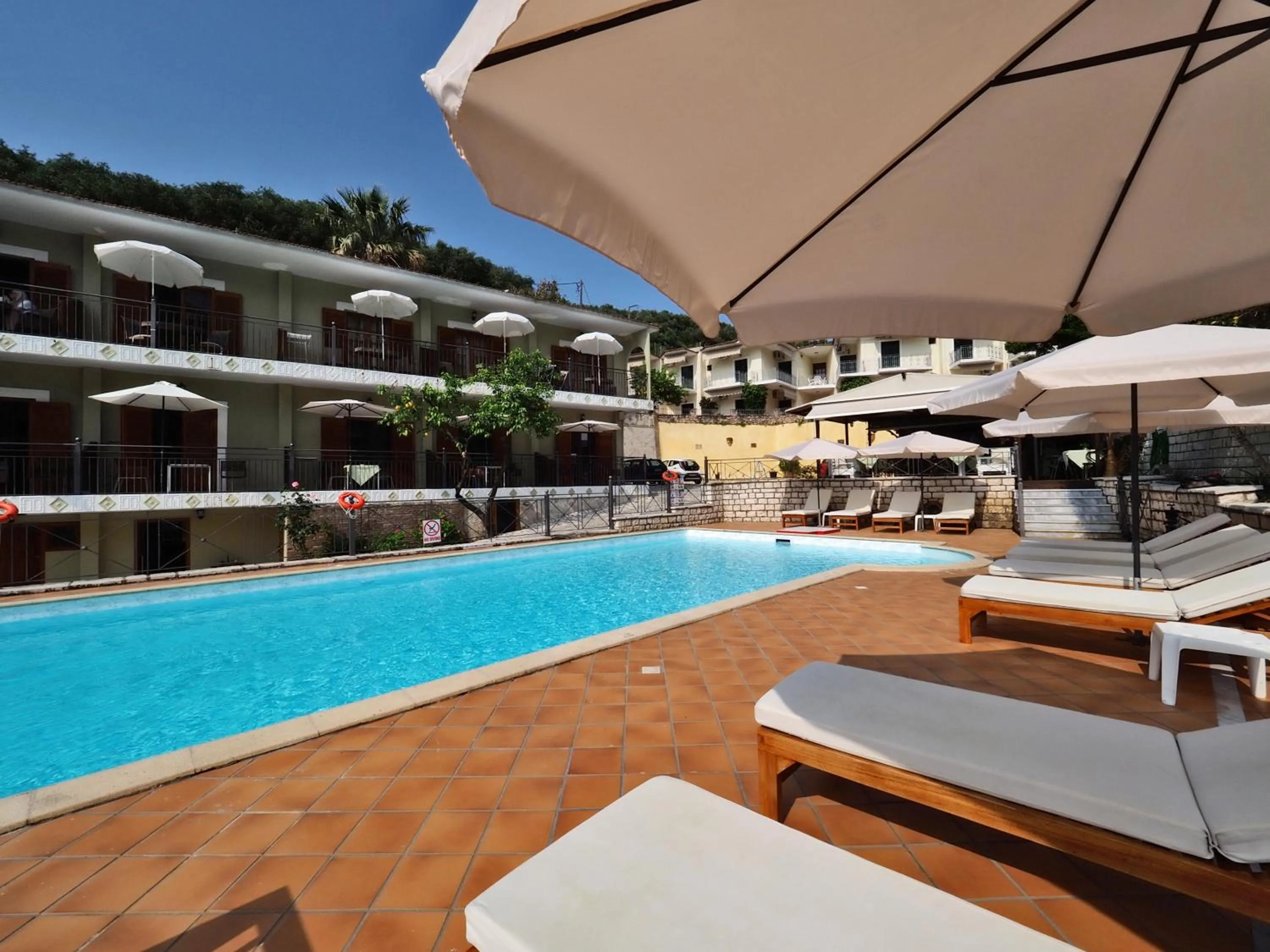 Bella Vista Hotel Studios & Apartments