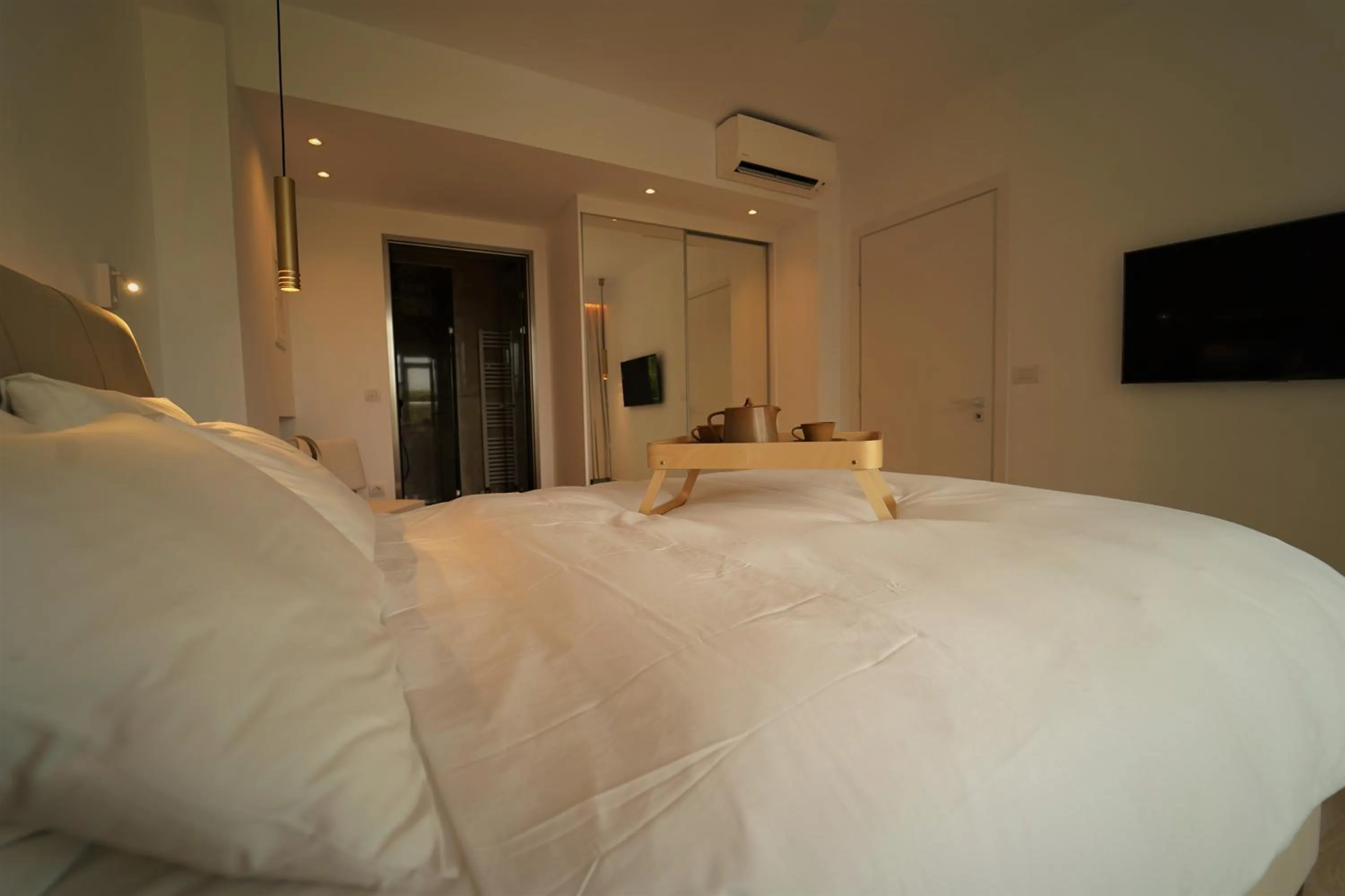 Bed in Bella Vista Hotel Studios & Apartments