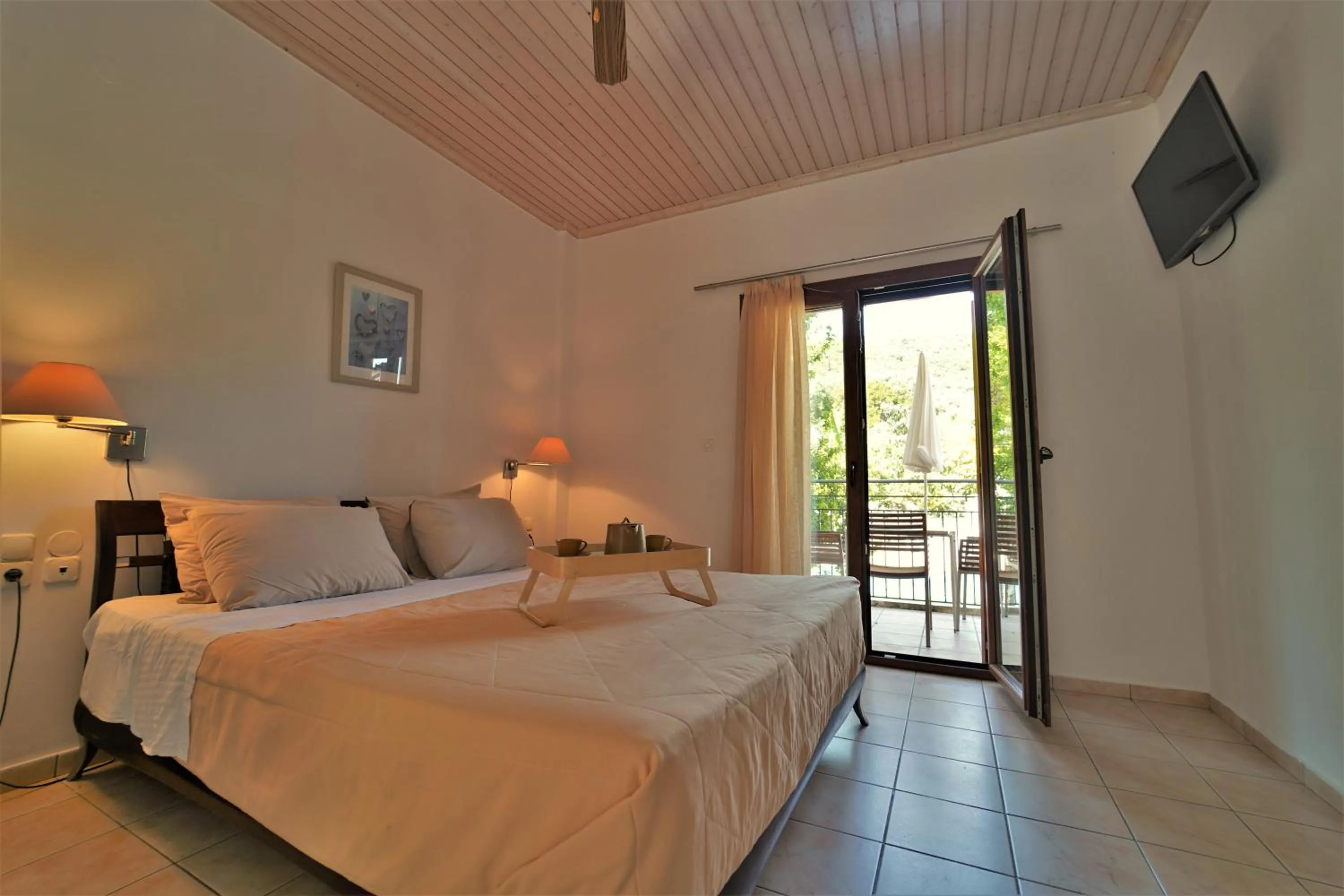 Bed in Bella Vista Hotel Studios & Apartments