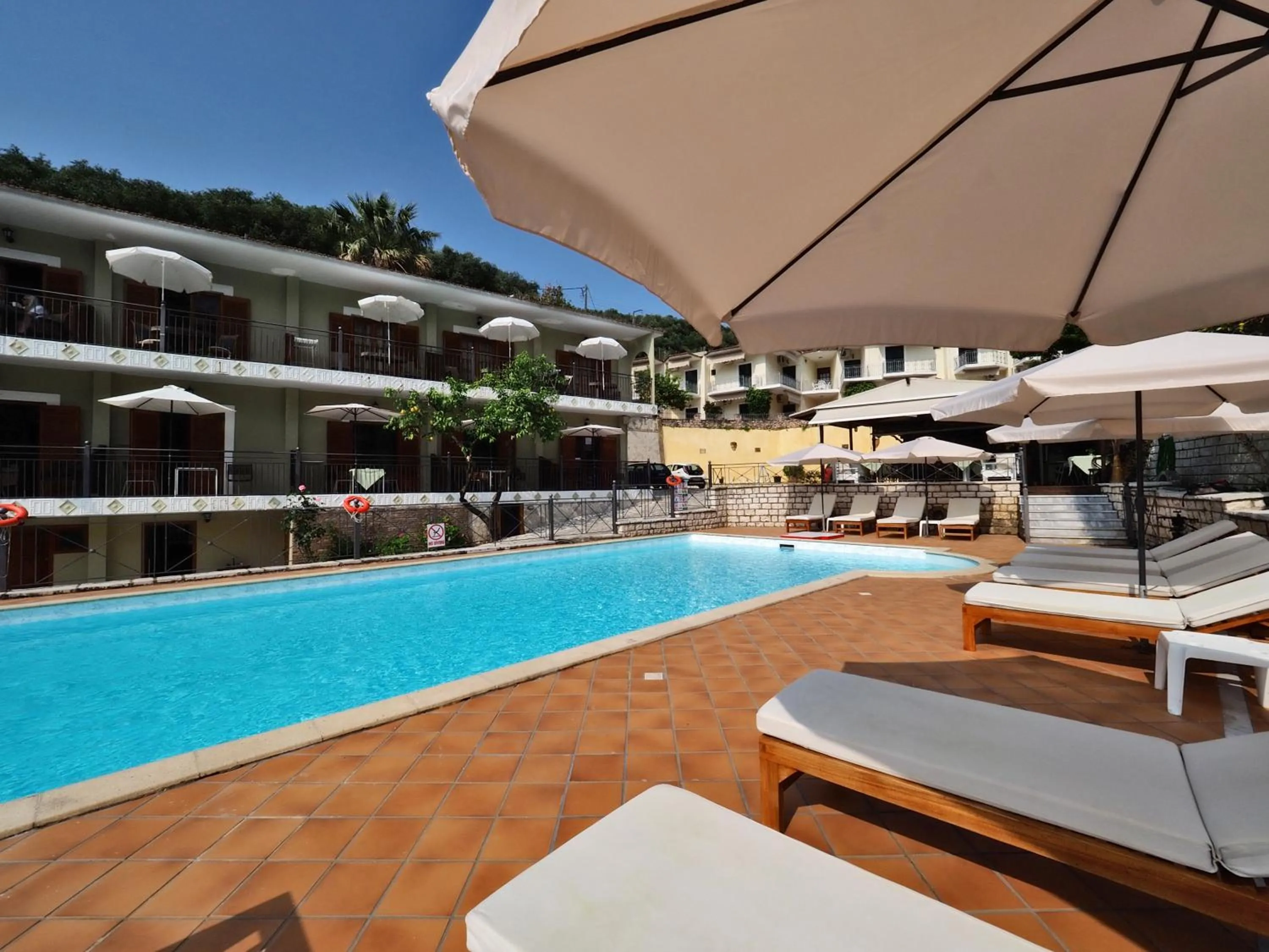 Bella Vista Hotel Studios & Apartments