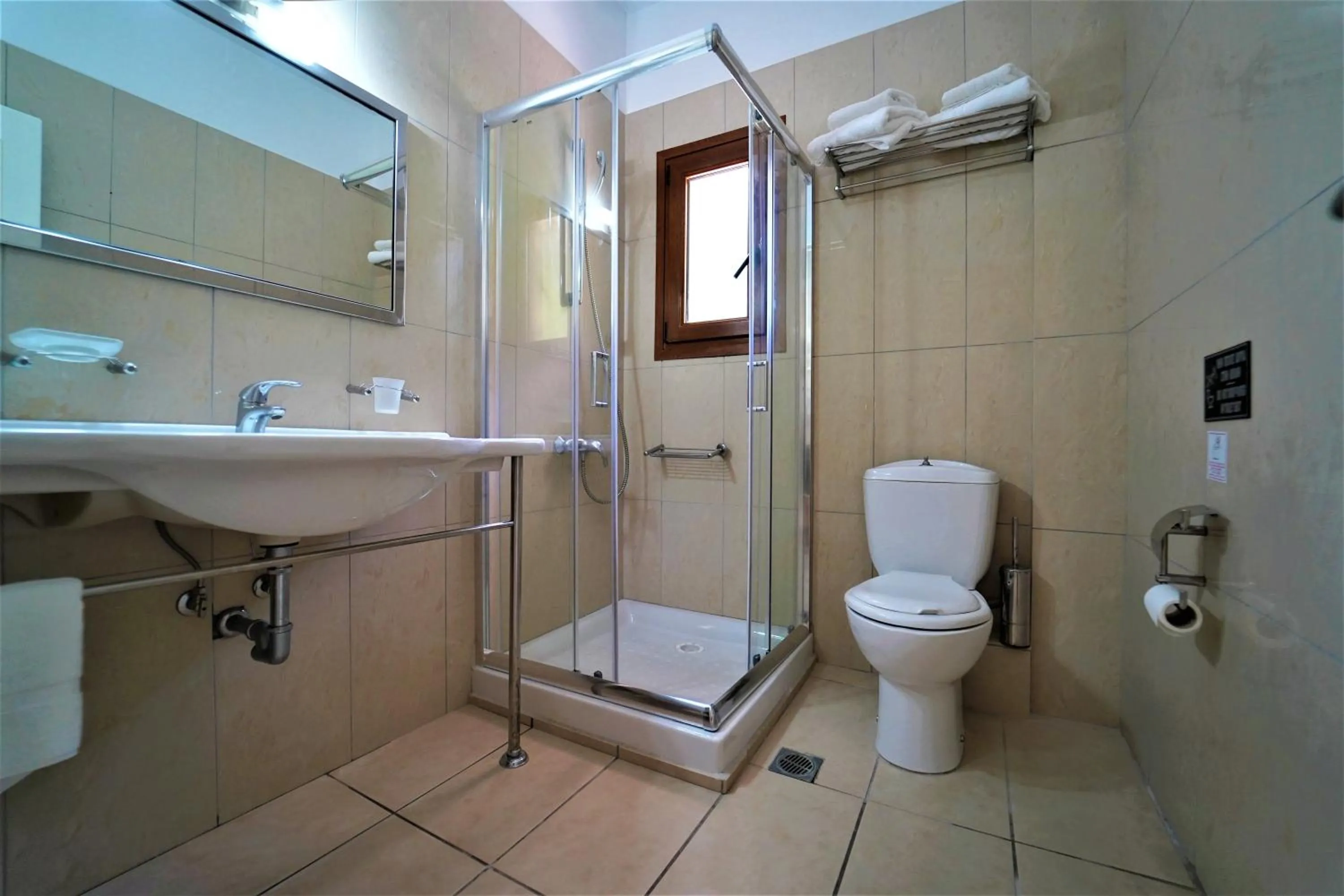 Shower in Bella Vista Hotel Studios & Apartments