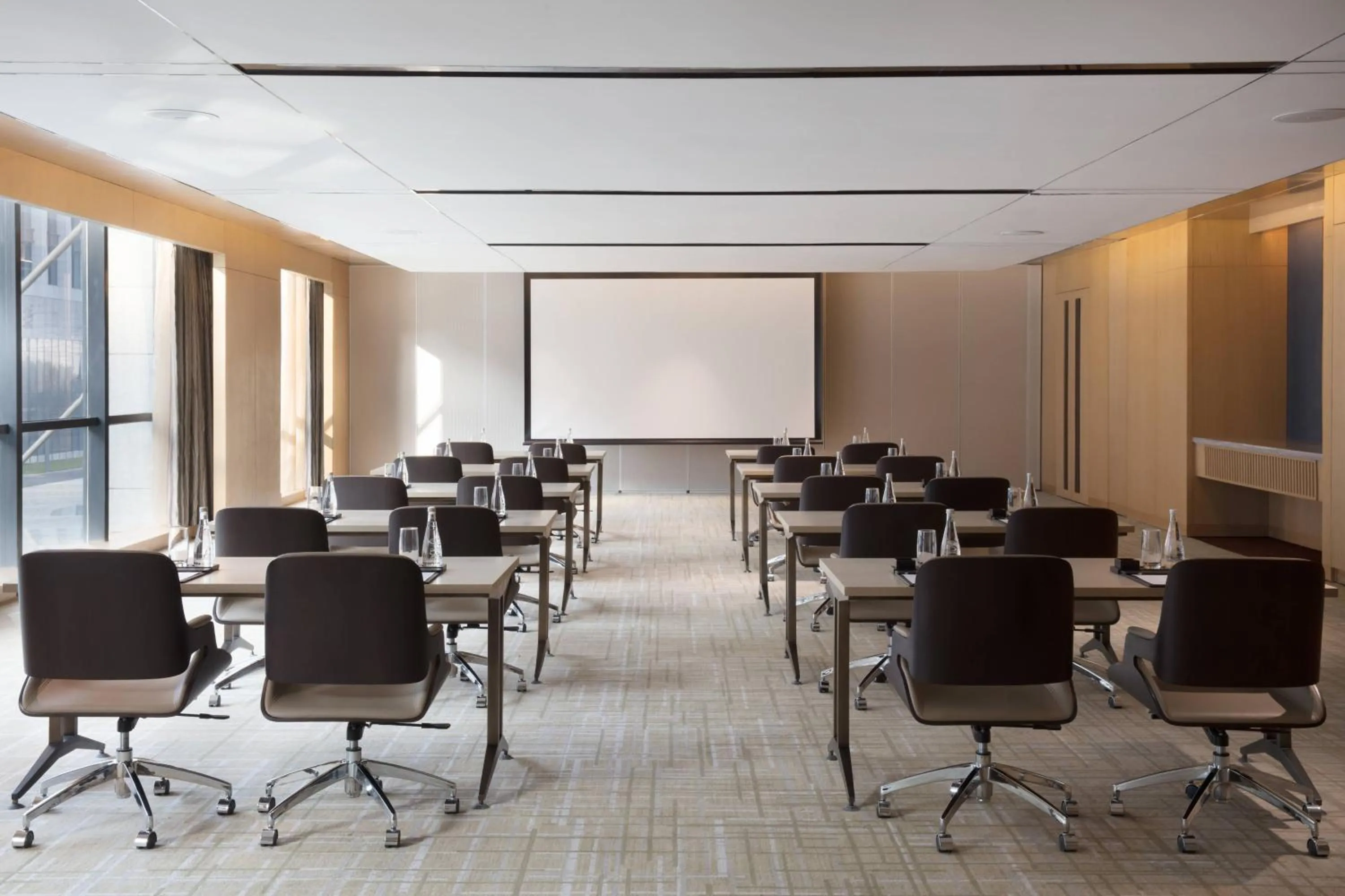 Meeting/conference room in Courtyard by Marriott Zhengzhou Airport