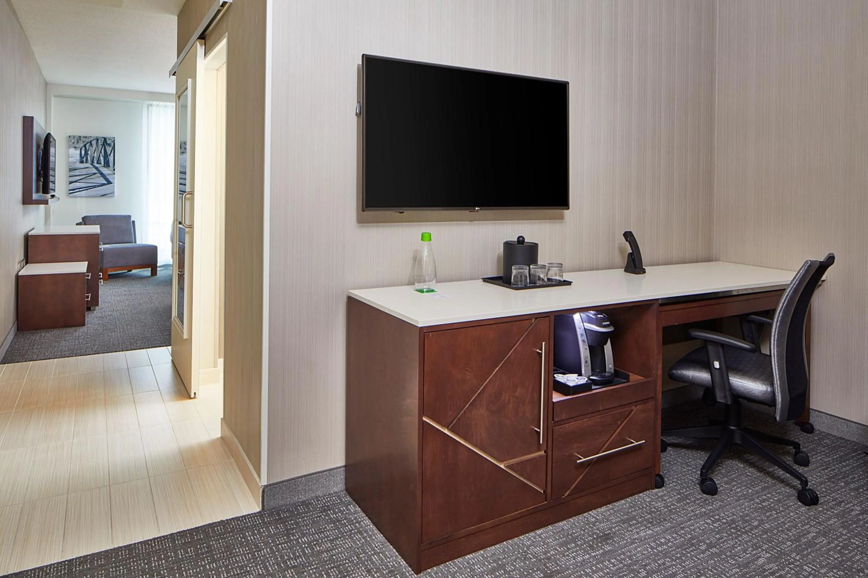 Photo of the whole room in Courtyard by Marriott Minneapolis West