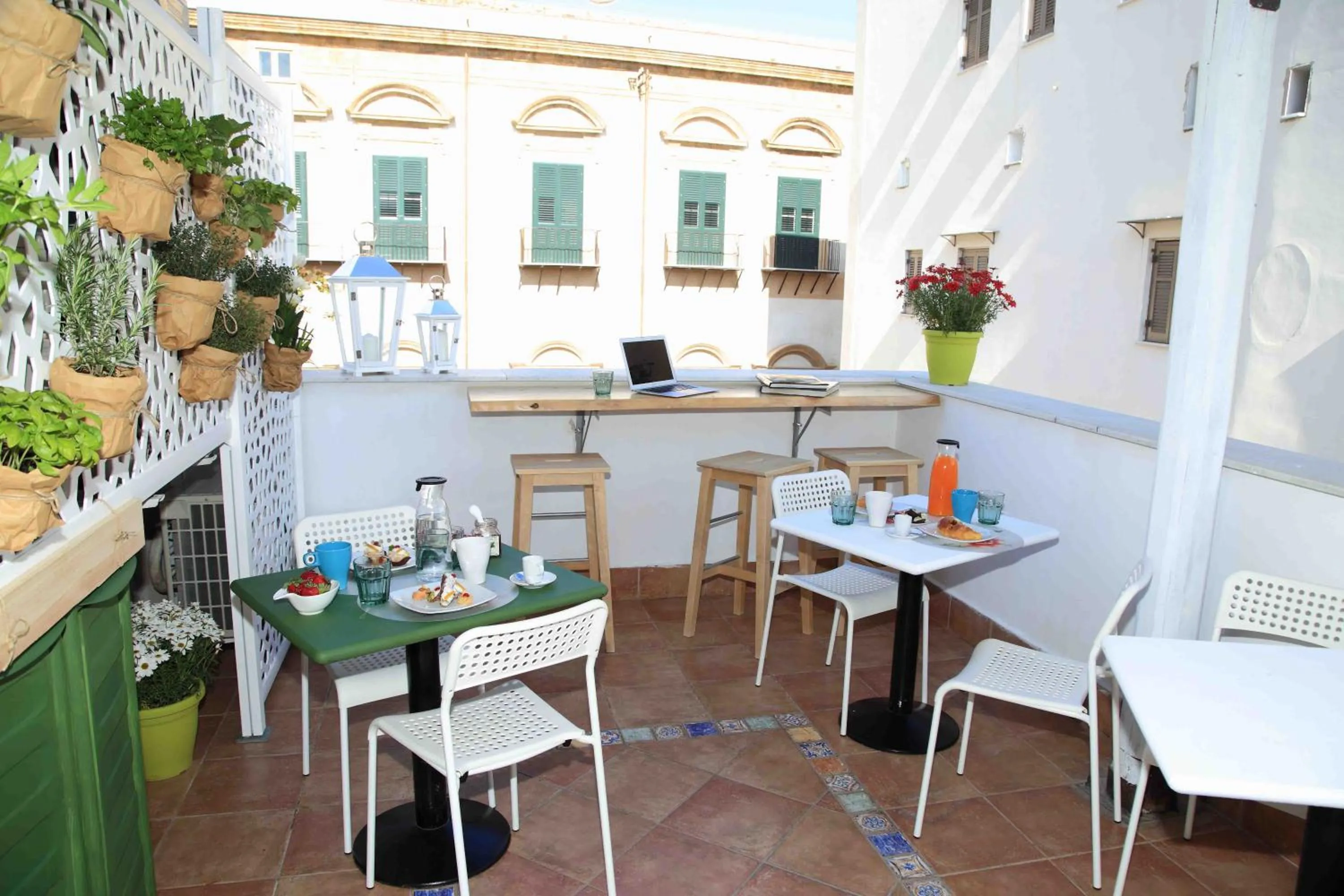 Communal lounge/ TV room in Jardin De France